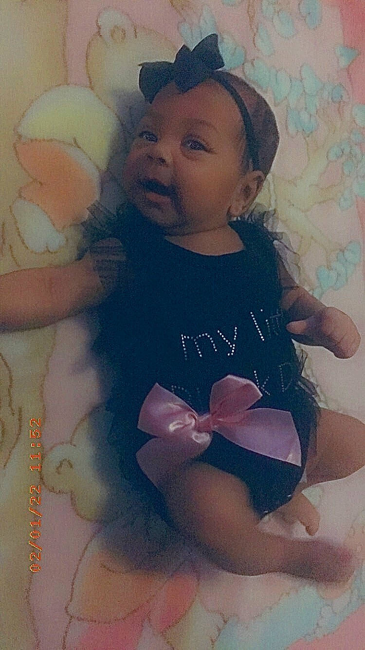 Këziah a rejoint le concours — aidez-le/la à gagner de superbes lots ! arm, baby_toddler_clothing, cheek, chest, child, chin, eye, finger, hairstyle, happy, head, headgear, lip, mouth, neck, person, pink, shoulder, skin, thigh