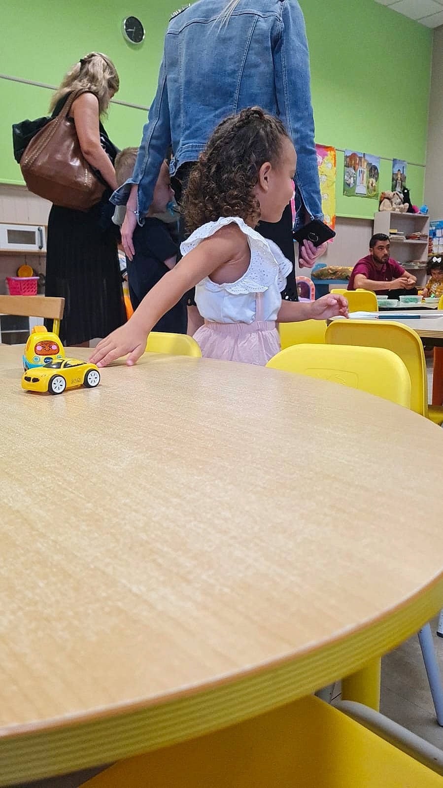 Ayanna Mia-luna participe au concours pour gagner de l'argent avec cette photo : chair, child, class, desk, entertainment, event, fashion_design, floor, flooring, fun, hardwood, kindergarten, leisure, person, play, recreation, room, t_shirt, table, toddler