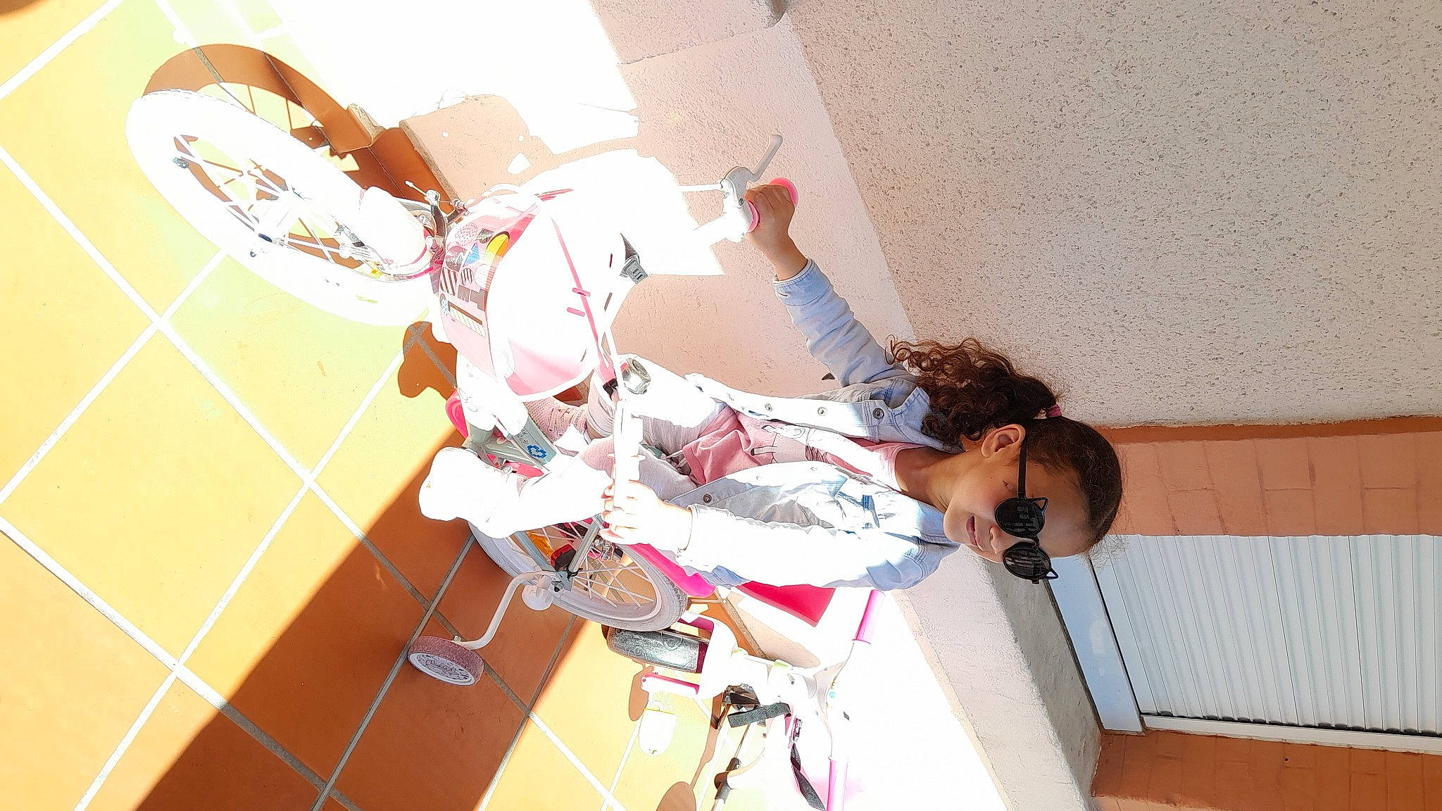 Ayanna Mia-luna participe au concours pour gagner de l'argent avec cette photo : adventure, ceiling, chair, child, flooring, fun, leisure, person, plant, plaster, recreation, room, t_shirt, thigh, visual_arts