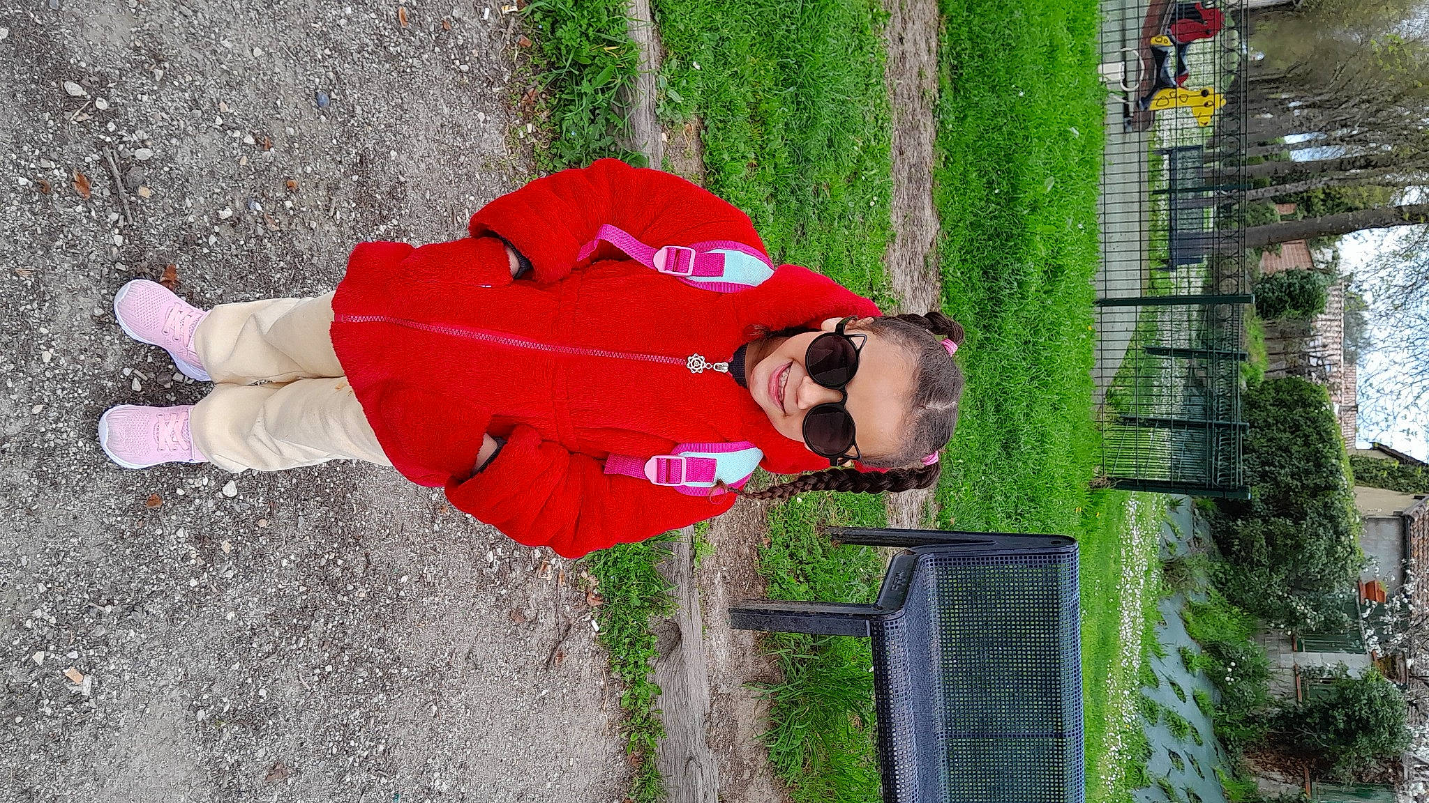 Ayanna Mia-luna participe au concours pour gagner de l'argent avec cette photo : carmine, chain_link_fencing, coquelicot, fun, glove, grass, hat, human_leg, joy, leisure, mesh, net, person, plant, tree, walking_shoe, wire_fencing