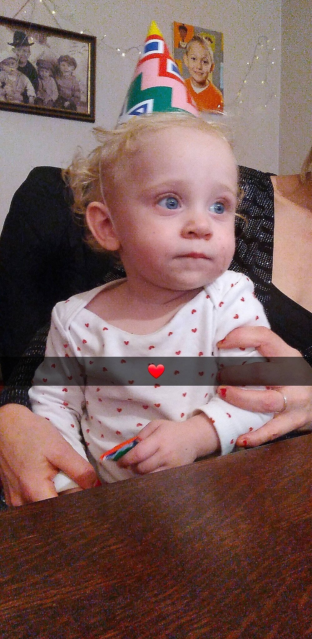 Chloé a rejoint le concours — aidez-le/la à gagner de superbes lots ! baby, baby_toddler_clothing, cheek, child, costume_hat, dress, eye, flooring, fun, happy, iris, joy, party_hat, pattern, person, pink, room, sitting, skin, sleeve