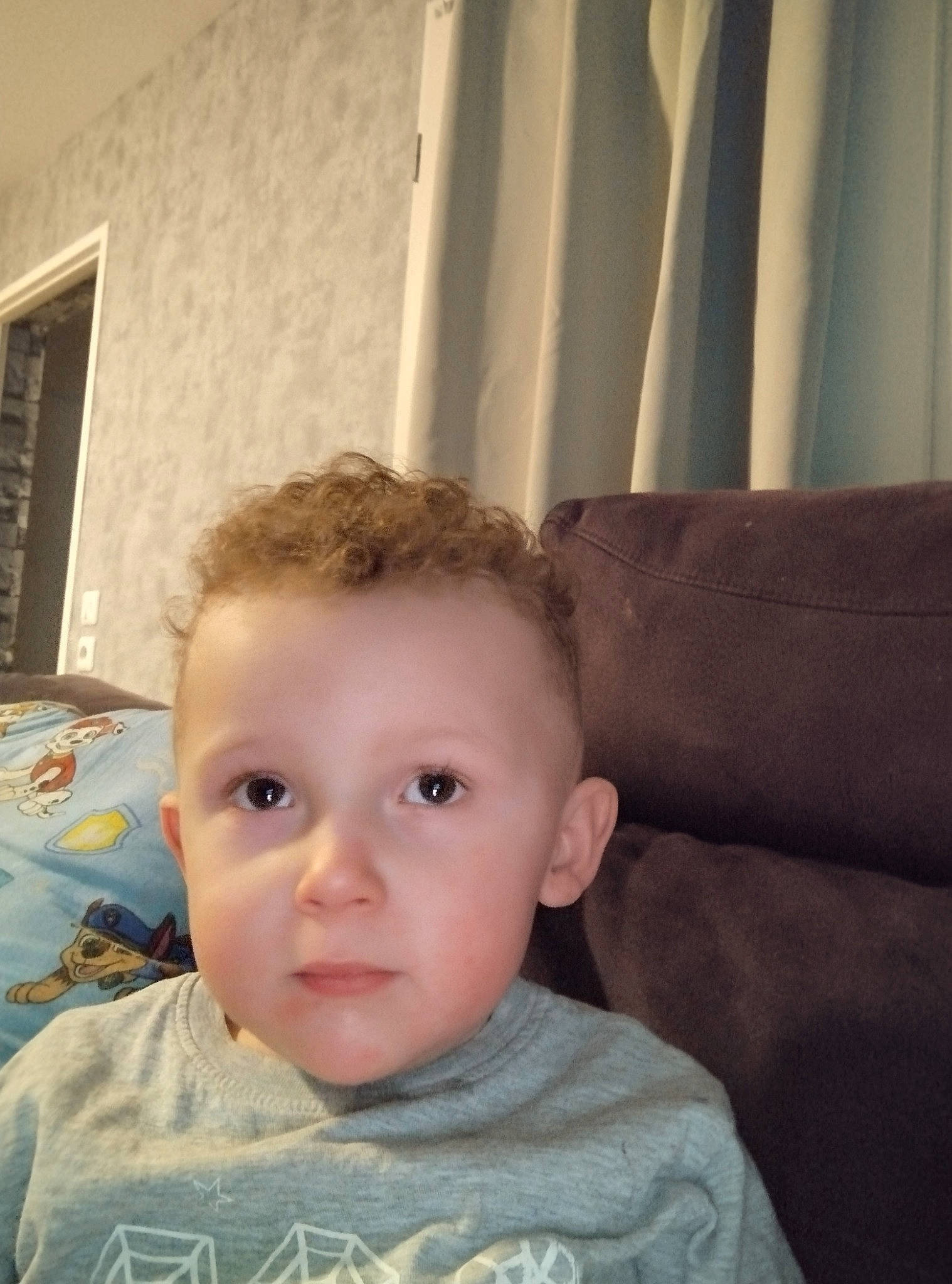 Jassim a rejoint le concours — aidez-le/la à gagner de superbes lots ! baby, baby_toddler_clothing, cheek, child, comfort, curtain, eyebrow, flooring, forehead, fun, hair, happy, nose, person, room, sitting, textile, tints_and_shades, toddler, window