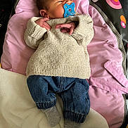 Tymaël a rejoint le concours — aidez-le/la à gagner de superbes lots ! baby, bed, bodypart, clothing, couch, face, finger, furniture, hand, hat, head, hosiery, knitwear, newborn, pants, person, photography, portrait, sock, sweater