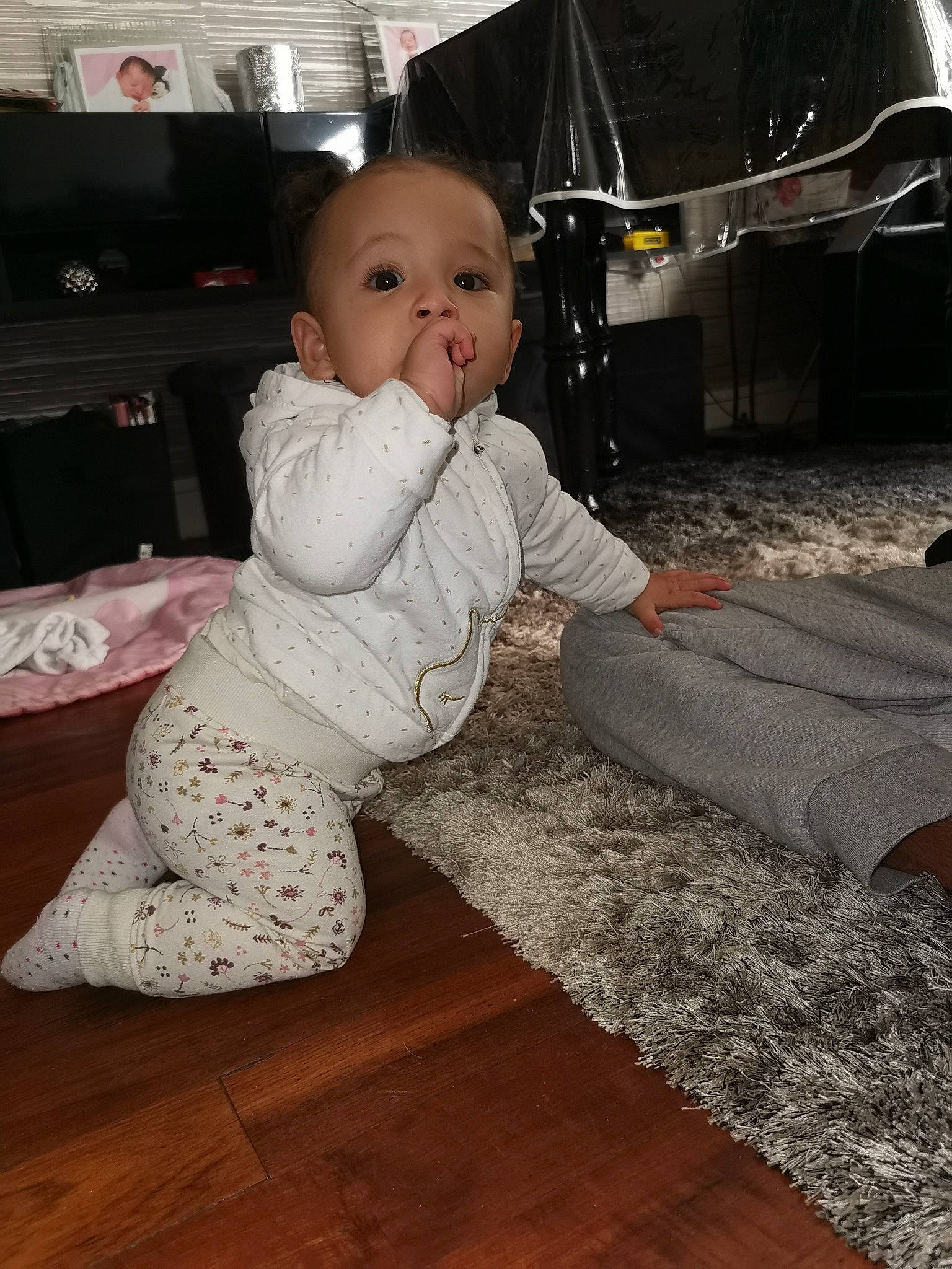 Yasmine a rejoint le concours — aidez-le/la à gagner de superbes lots ! baby, baby_toddler_clothing, cheek, child, comfort, floor, flooring, fun, happy, hardwood, luxury_vehicle, pattern, person, room, sitting, sleeve, toddler, vehicle_door, wood, wood_flooring