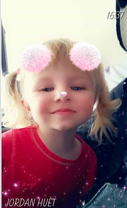 Louveau Jade a rejoint le concours — aidez-le/la à gagner de superbes lots ! blond, cheek, child, child_model, cool, ear, eye, eyebrow, face, forehead, hair, hair_coloring, hairstyle, head, lip, nose, person, pink, skin, smile