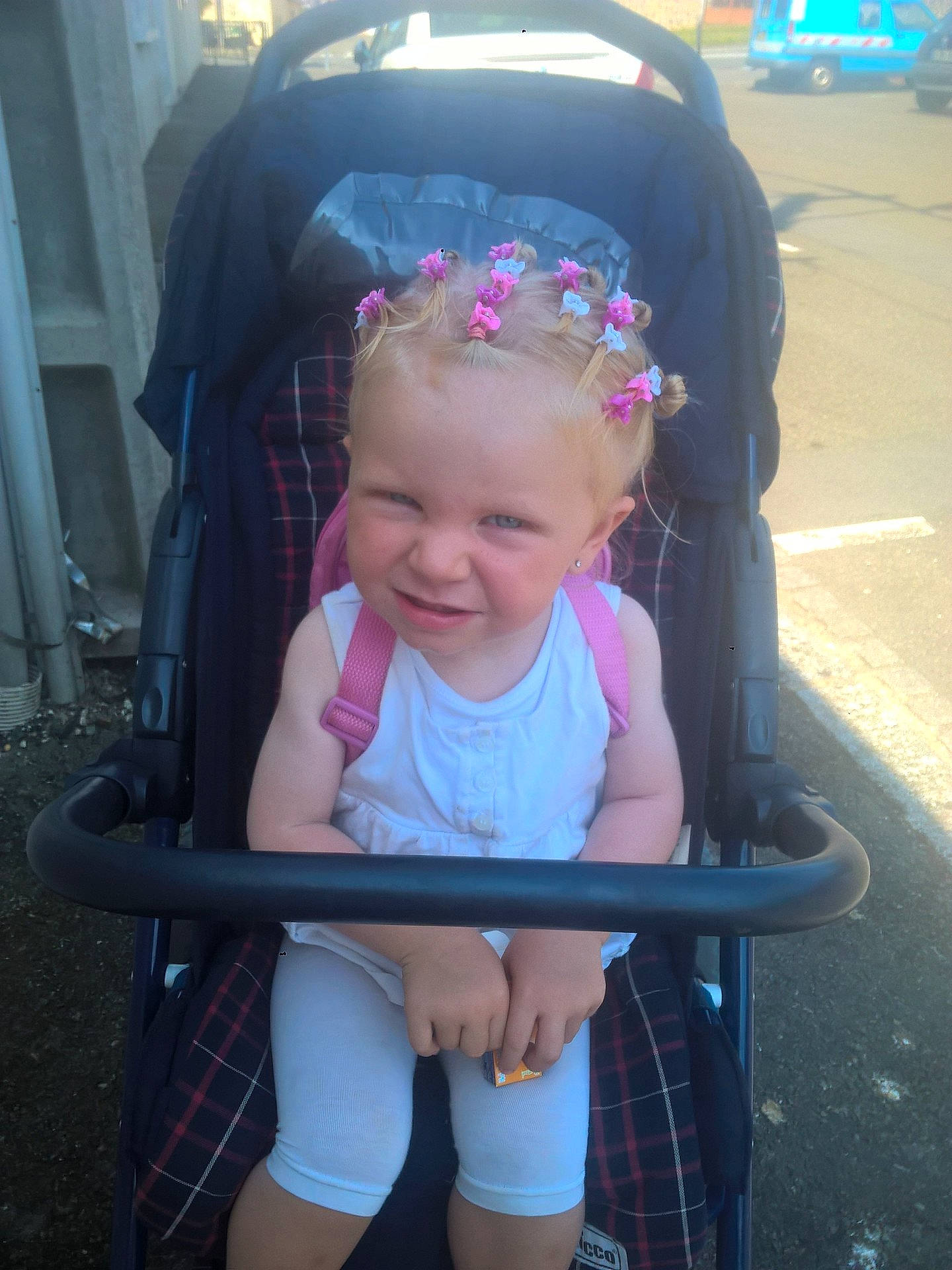 Jade participe au concours pour gagner de l'argent avec cette photo : baby_carriage, baby_products, child, cool, day, eye, fun, girl, head, headgear, infant, joy, person, pink, product, purple, skin, smile, toddler, vacation