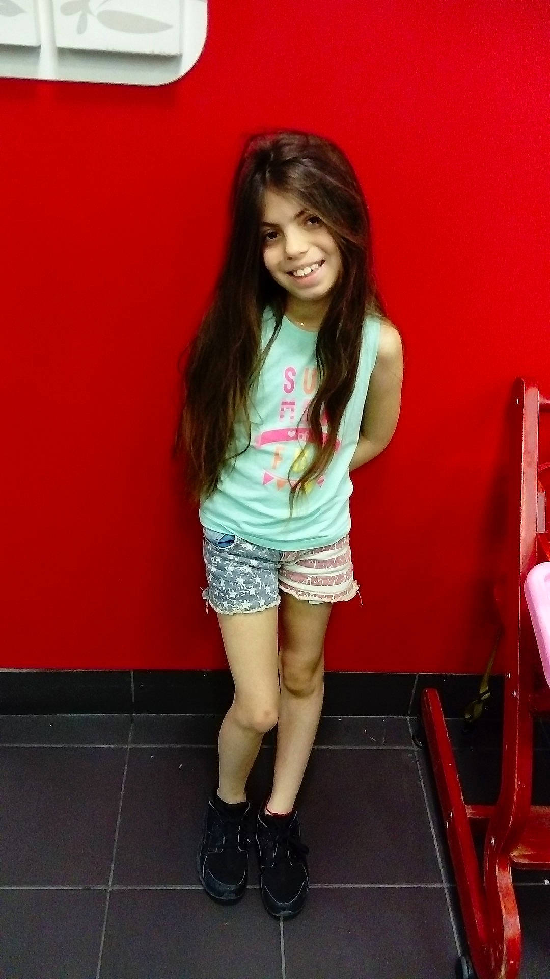 Tessa a rejoint le concours — aidez-le/la à gagner de superbes lots ! beauty, clothing, dress, fashion, footwear, girl, hair, hairstyle, high_heeled_footwear, human_body, human_positions, joy, lady, leg, model, photo_shoot, red, sitting, thigh