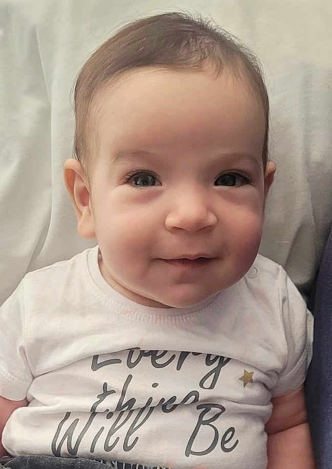 Tahel a rejoint le concours — aidez-le/la à gagner de superbes lots ! baby, babylaughing, clothing, face, hair, happy, head, newborn, person, photography, portrait, shirt, sitting, sleeve, smile, t_shirt, text