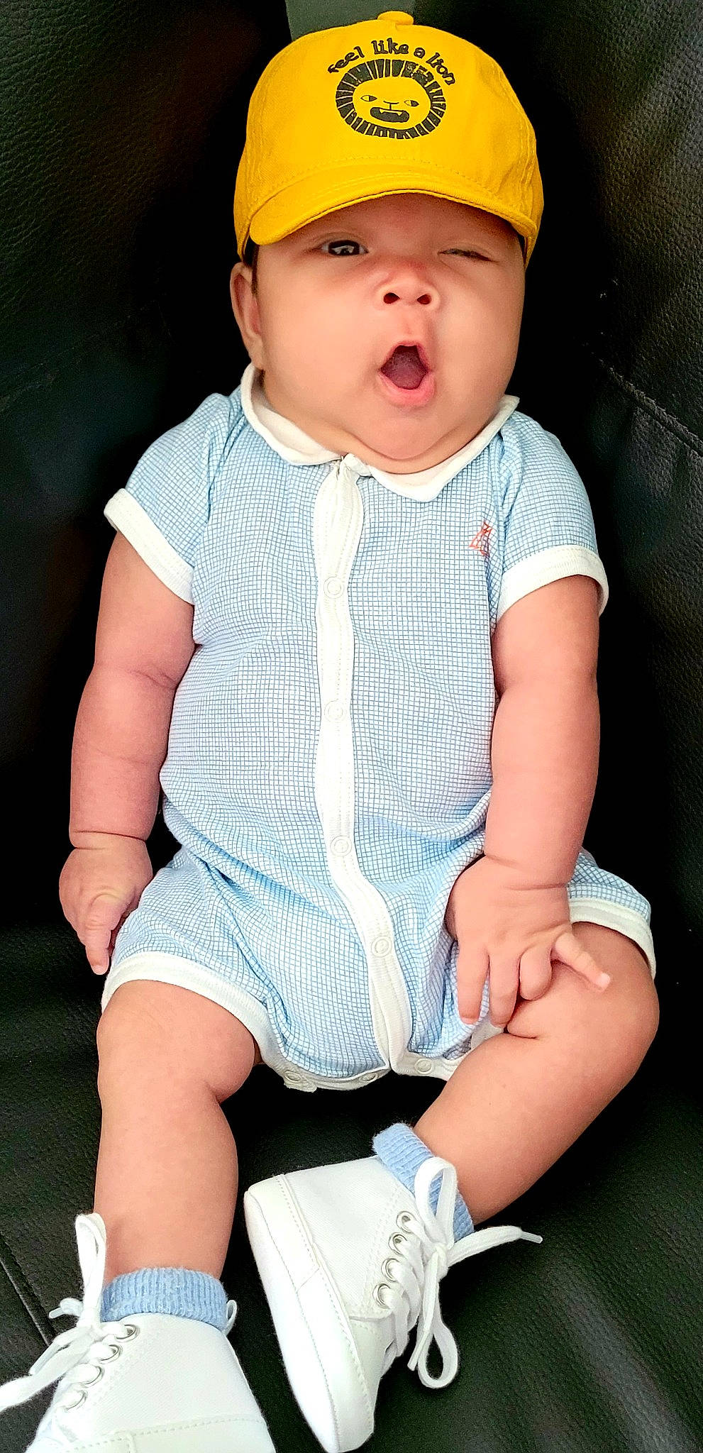 Junior a rejoint le concours — aidez-le/la à gagner de superbes lots ! baby, baby_toddler_clothing, black, blue, clothing, face, head, headwear, human_body, joint, knee, leg, lip, neck, person, pink, skin, sleeve, sock, thigh