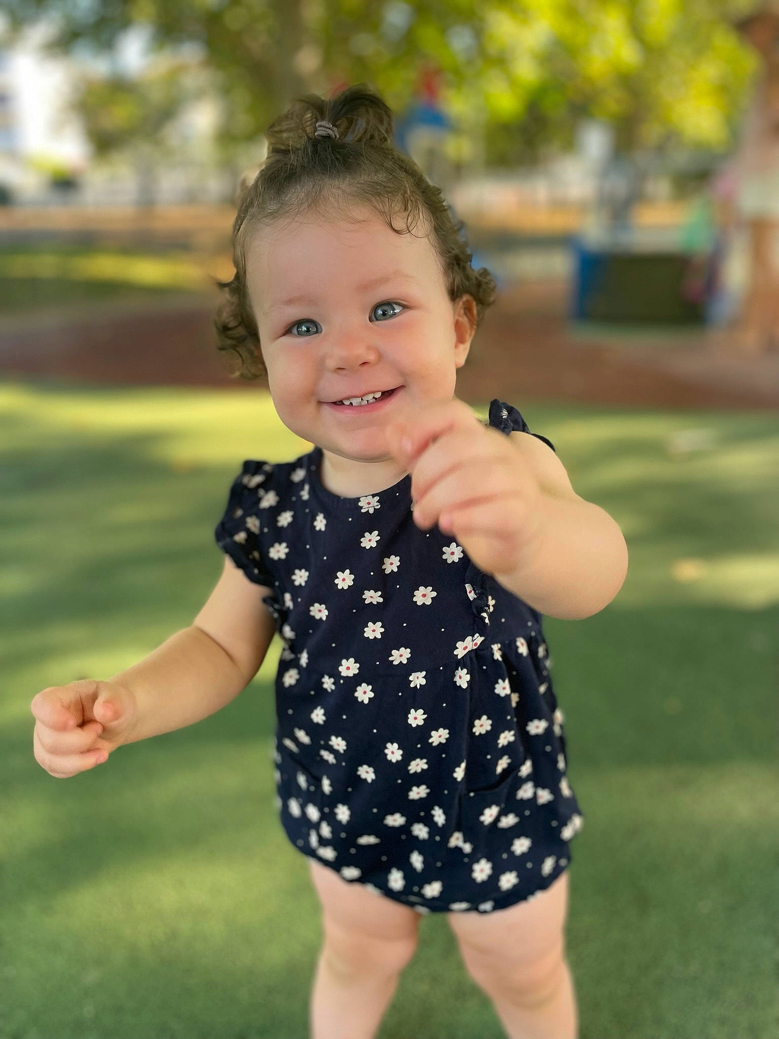 Hilona participe au concours pour gagner de l'argent avec cette photo : baby_toddler_clothing, eye, flash_photography, fun, gesture, grass, hair, happy, head, joy, leisure, neck, one_piece_garment, people_in_nature, person, plant, shoulder, skin, sleeve, smile