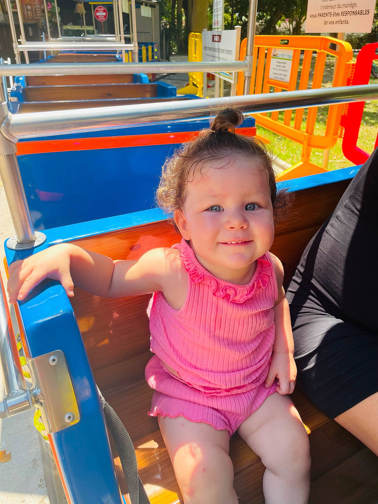 Hilona participe au concours pour gagner de l'argent avec cette photo : amusement_ride, baby, baby_toddler_clothing, child, fun, happy, human_leg, joy, leisure, magenta, person, play, recreation, shorts, sitting, smile, thigh, thumb, toddler, transport