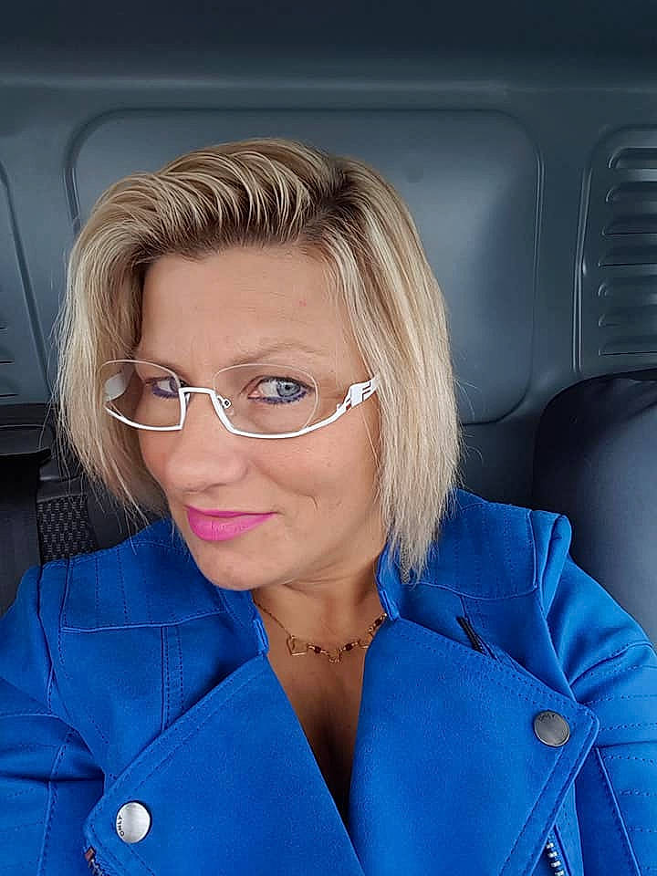 Sabine Kayamaré participe au concours pour gagner de l'argent avec cette photo : blond, chin, electric_blue, eyewear, glasses, hair, lip, person, vision_care