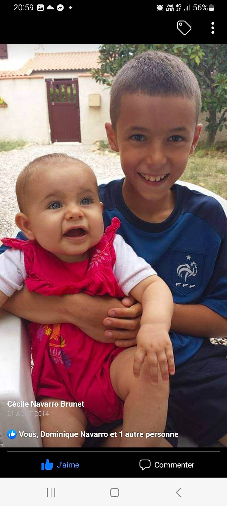 Maëlya participe au concours pour gagner de l'argent avec cette photo : cheek, eye, face, facial_expression, gesture, grass, hand, happy, head, joy, leisure, lip, mammal, mouth, nose, organ, person, plant, skin, smile