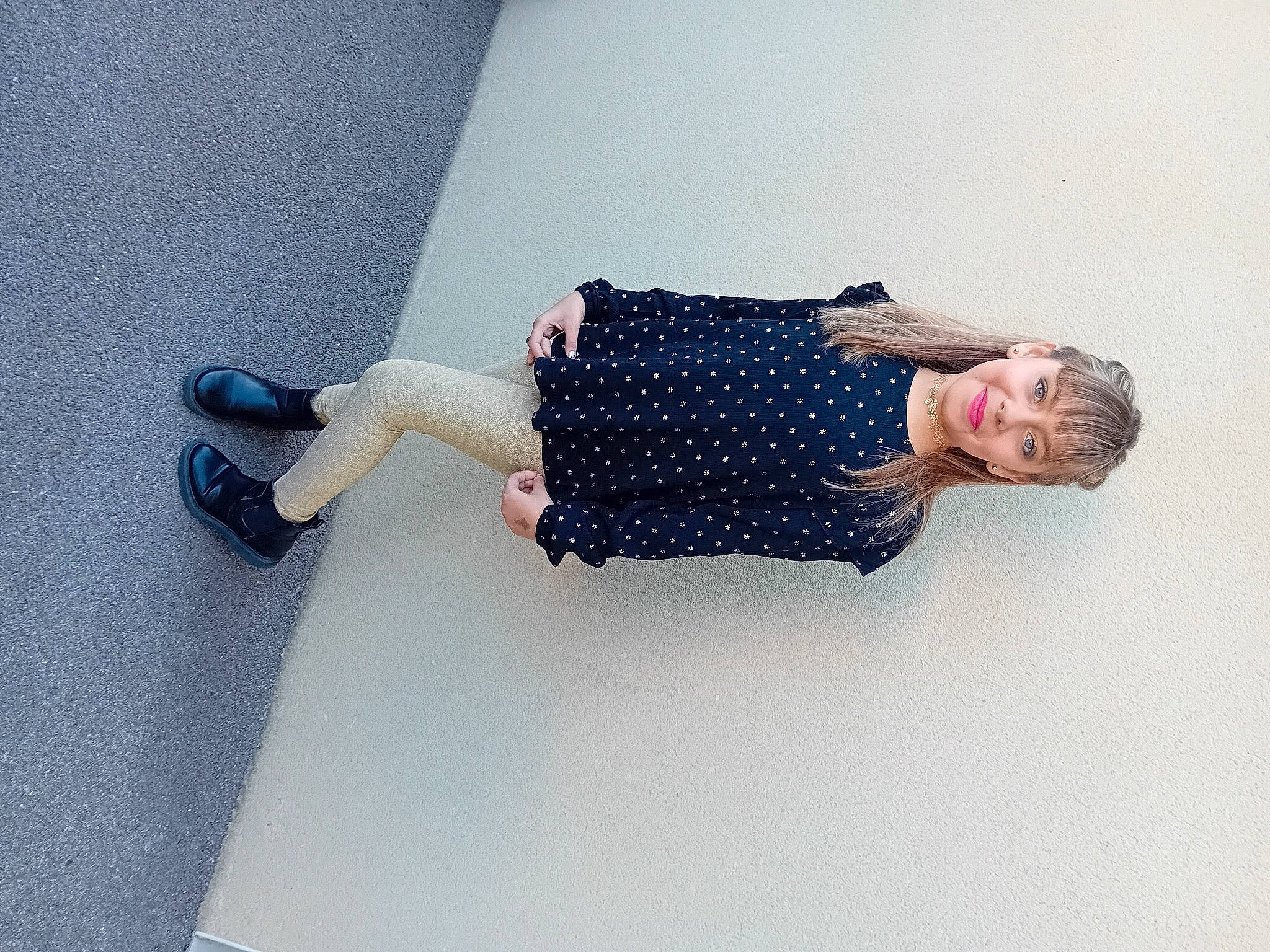 Maëlya participe au concours pour gagner de l'argent avec cette photo : calf, comfort, denim, elbow, electric_blue, flooring, foot, grey, human_leg, jeans, joint, joy, knee, pattern, person, sleeve, sock, sportswear, thigh, waist