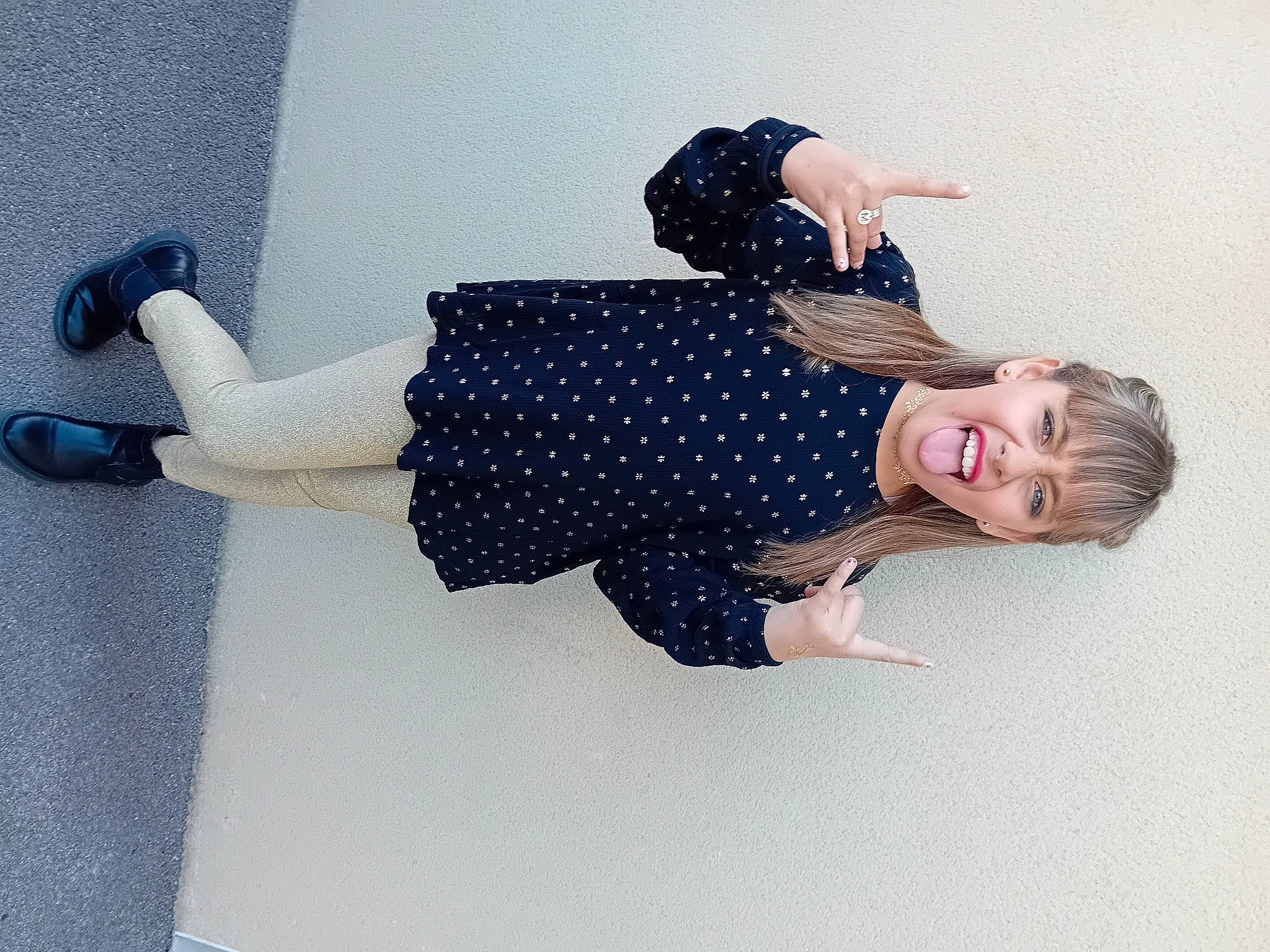 Maëlya a rejoint le concours — aidez-le/la à gagner de superbes lots ! anger, blazer, comfort, denim, elbow, electric_blue, fashion_design, flooring, gesture, human_leg, knee, leg, pattern, person, sitting, sleeve, sportswear, sunglasses, thigh, waist