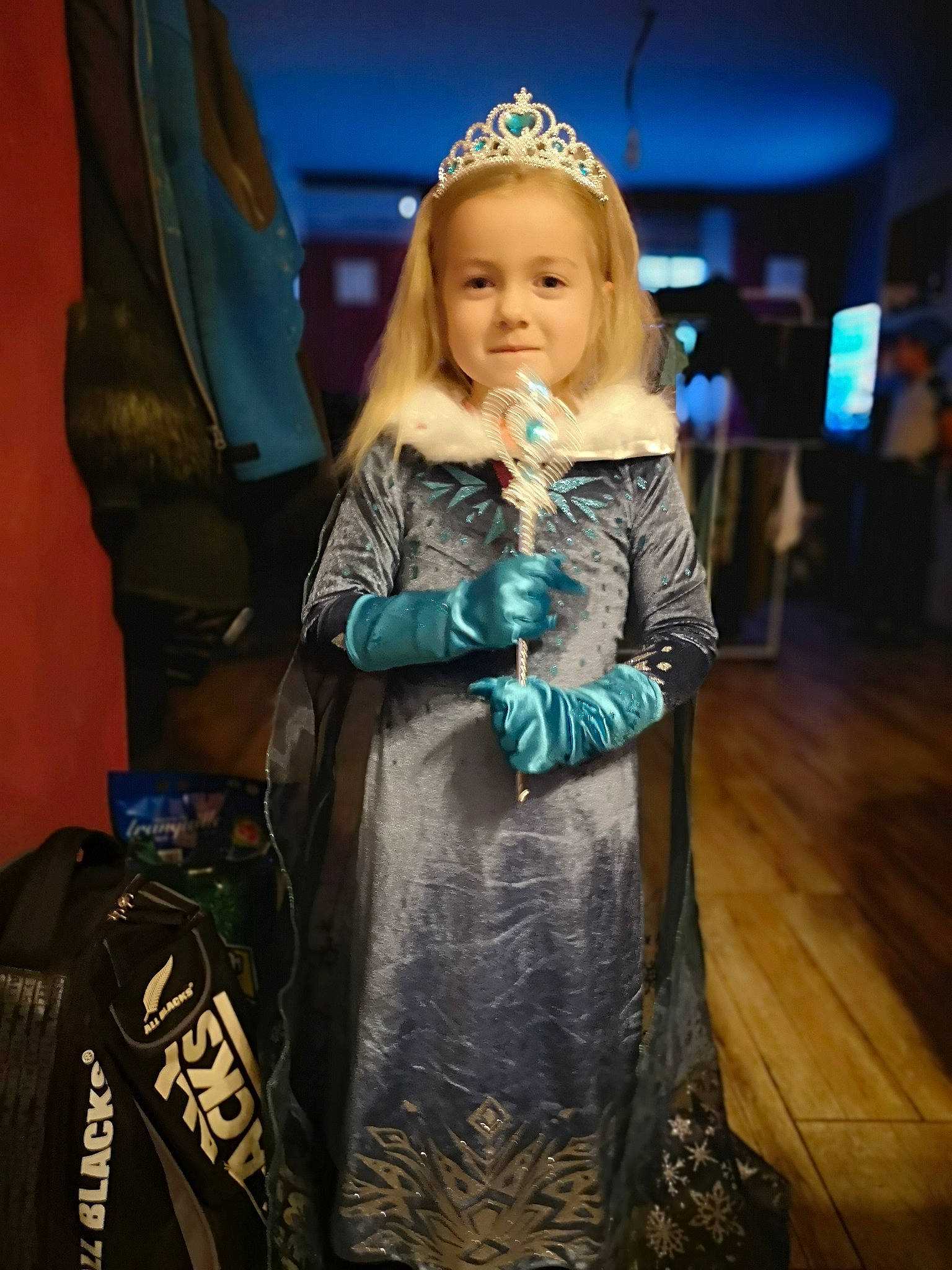 Candice a rejoint le concours — aidez-le/la à gagner de superbes lots ! costume, costume_design, electric_blue, event, fashion_accessory, fashion_design, formal_wear, fun, fur, gown, happy, headpiece, jewellery, long_hair, necklace, person, room, street_fashion, tiara, toddler