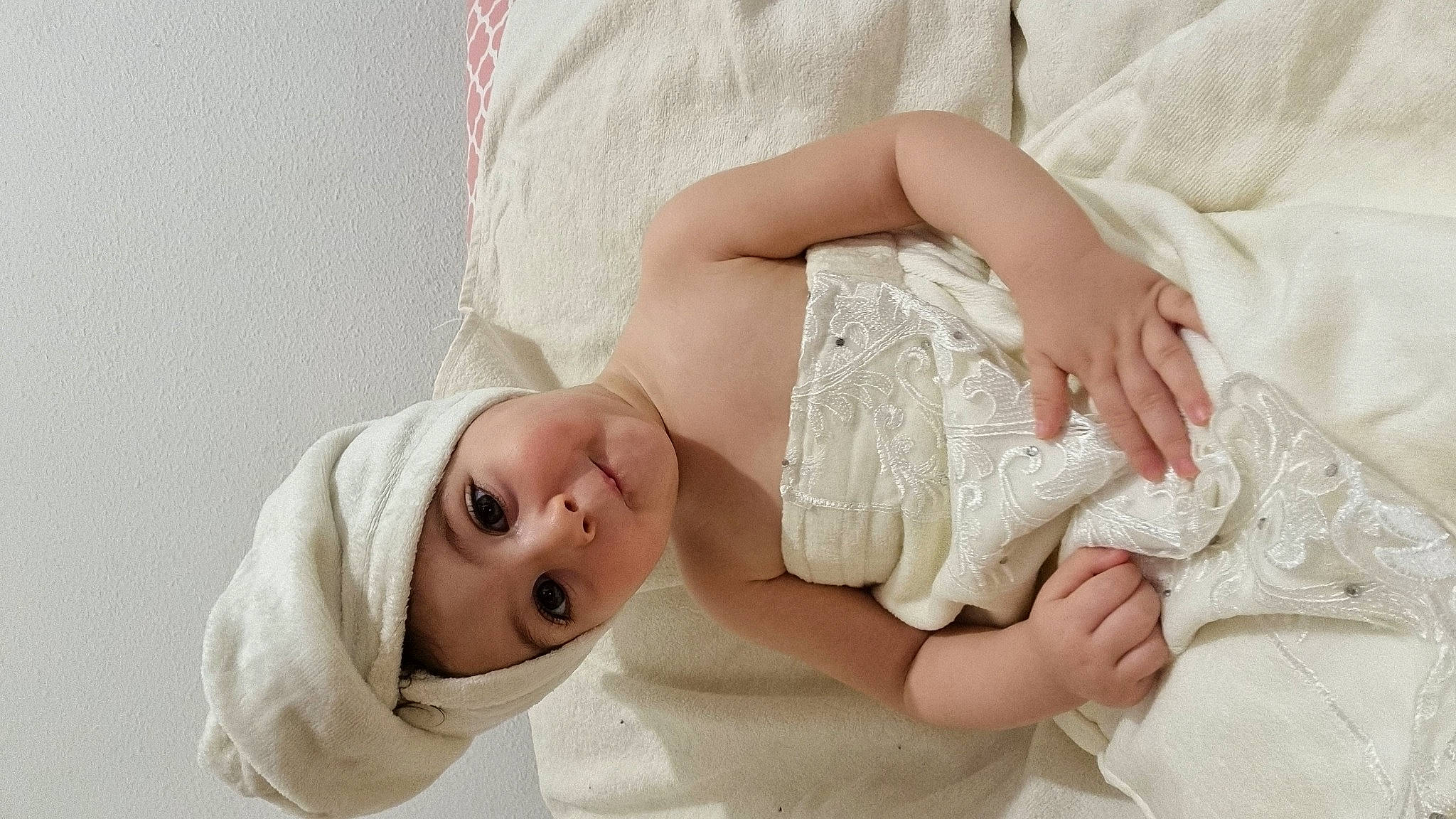 Nour participe au concours pour gagner de l'argent avec cette photo : abdomen, arm, baby, baby_sleeping, baby_toddler_clothing, comfort, embellishment, eyelash, finger, gesture, hand, headwear, human_body, human_leg, linens, neck, person, pink, sleeve, textile