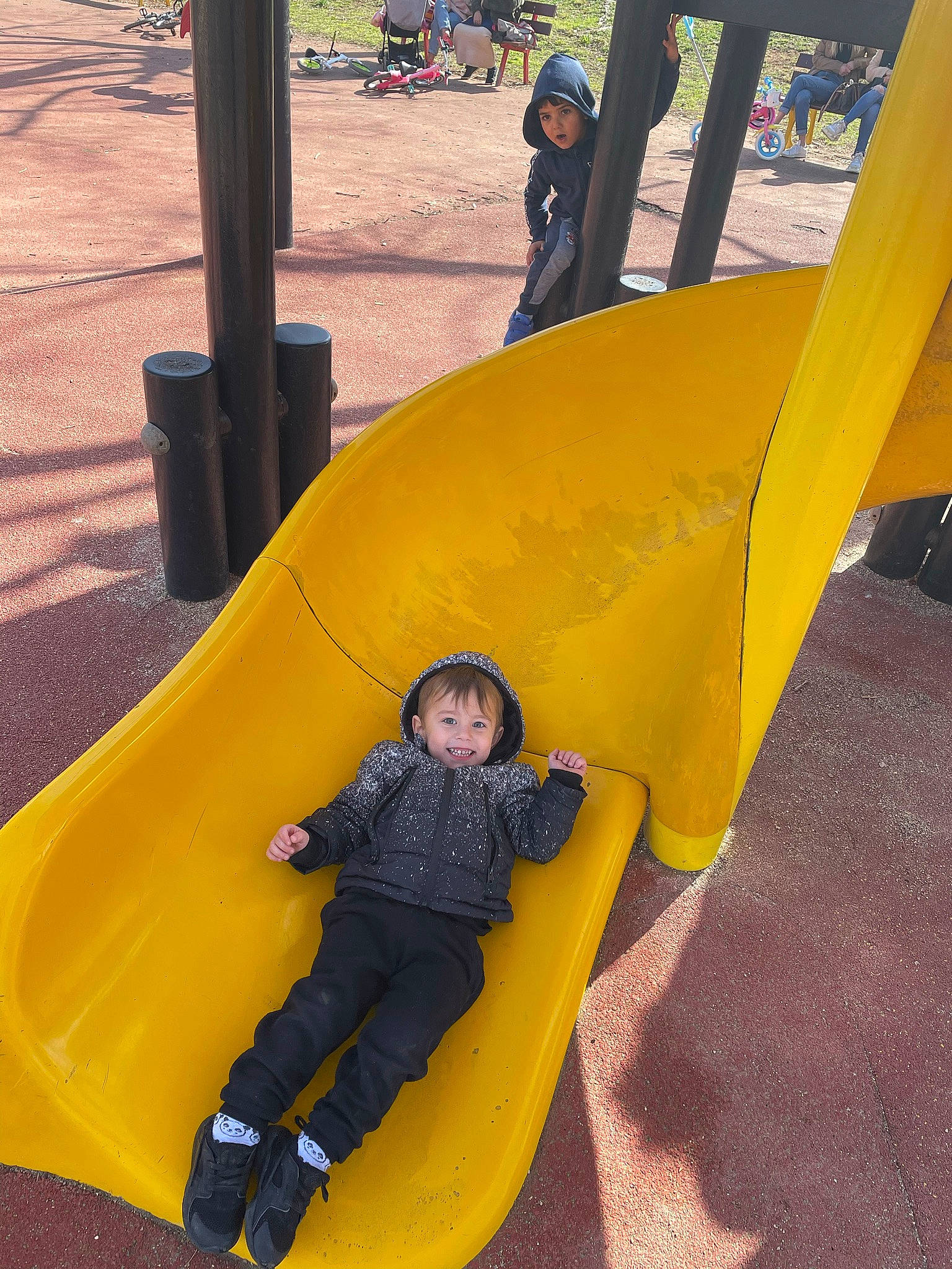 Sandro a rejoint le concours — aidez-le/la à gagner de superbes lots ! baby, baby_toddler_clothing, chute, city, comfort, fun, grass, headwear, joy, leisure, line, outdoor_play_equipment, person, photograph, plant, playground, playground_slide, recreation, shade, snapshot