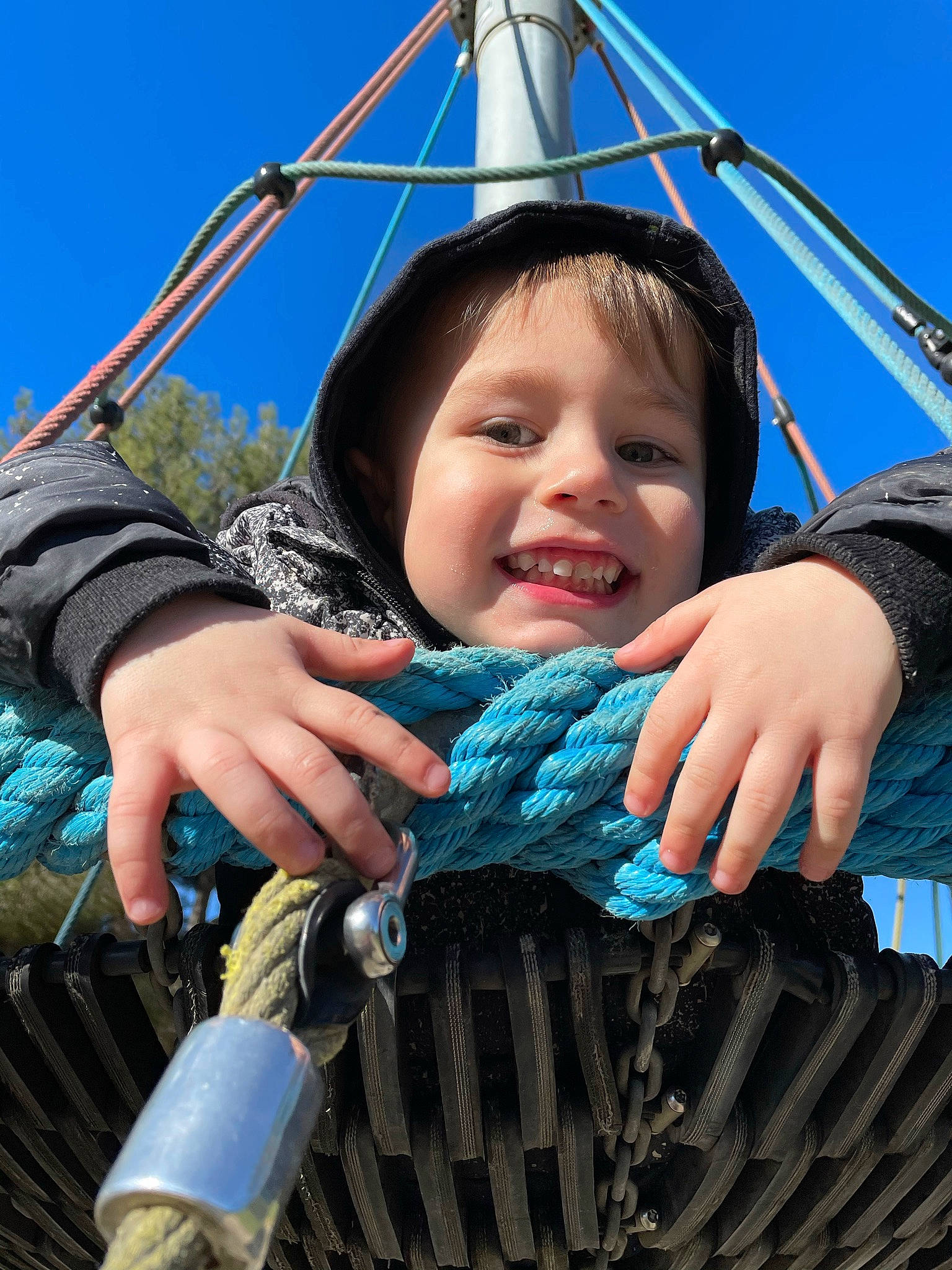 Sandro a rejoint le concours — aidez-le/la à gagner de superbes lots ! blue, child, electric_blue, finger, fun, glove, grass, happy, headwear, leisure, outdoor_play_equipment, person, pole, recreation, rope, sky, smile, thumb, toddler, travel