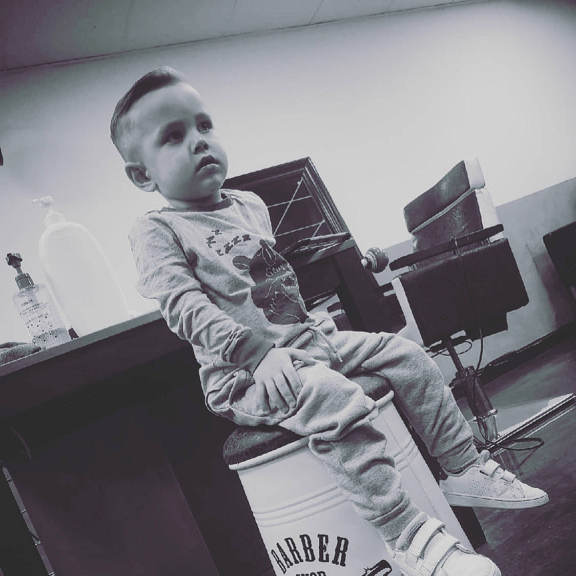 Sandro participe au concours pour gagner de l'argent avec cette photo : automotive_design, baby, black_and_white, chair, cool, flash_photography, fun, happy, human_leg, monochrome, monochrome_photography, office_equipment, person, room, sitting, standing, stock_photography, style, t_shirt, tints_and_shades