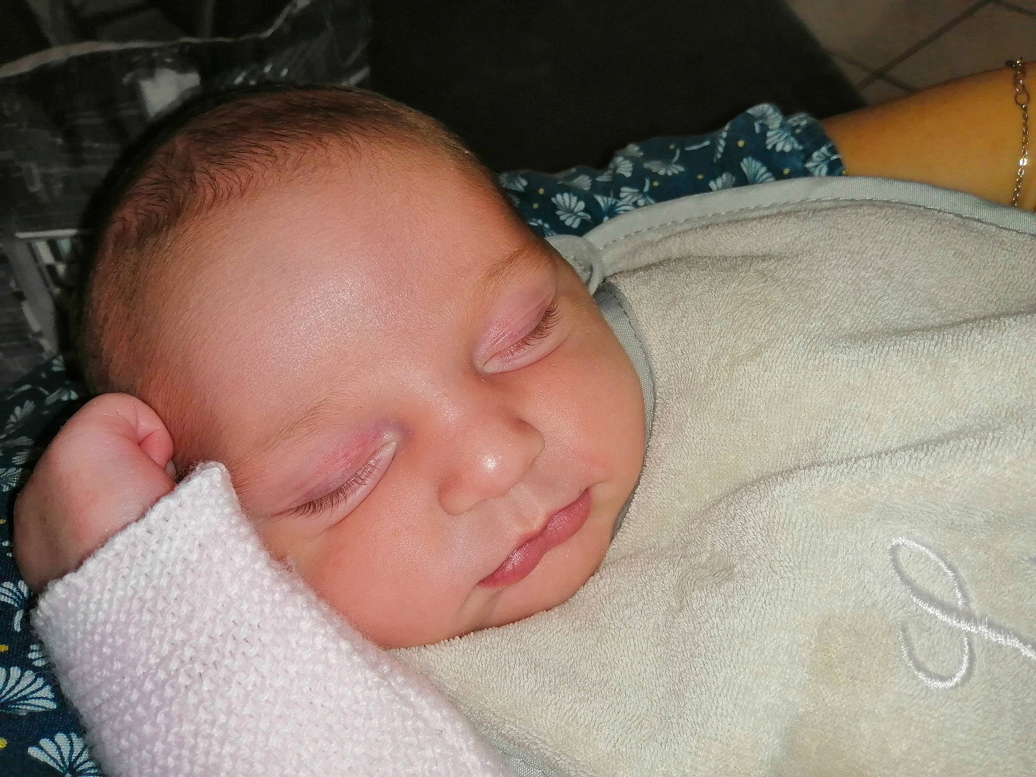 Ynes a rejoint le concours — aidez-le/la à gagner de superbes lots ! baby, baby_sleeping, baby_toddler_clothing, cheek, chin, close_up, comfort, eye, eyebrow, finger, forehead, head, iris, linens, lip, mouth, nose, person, skin, smile