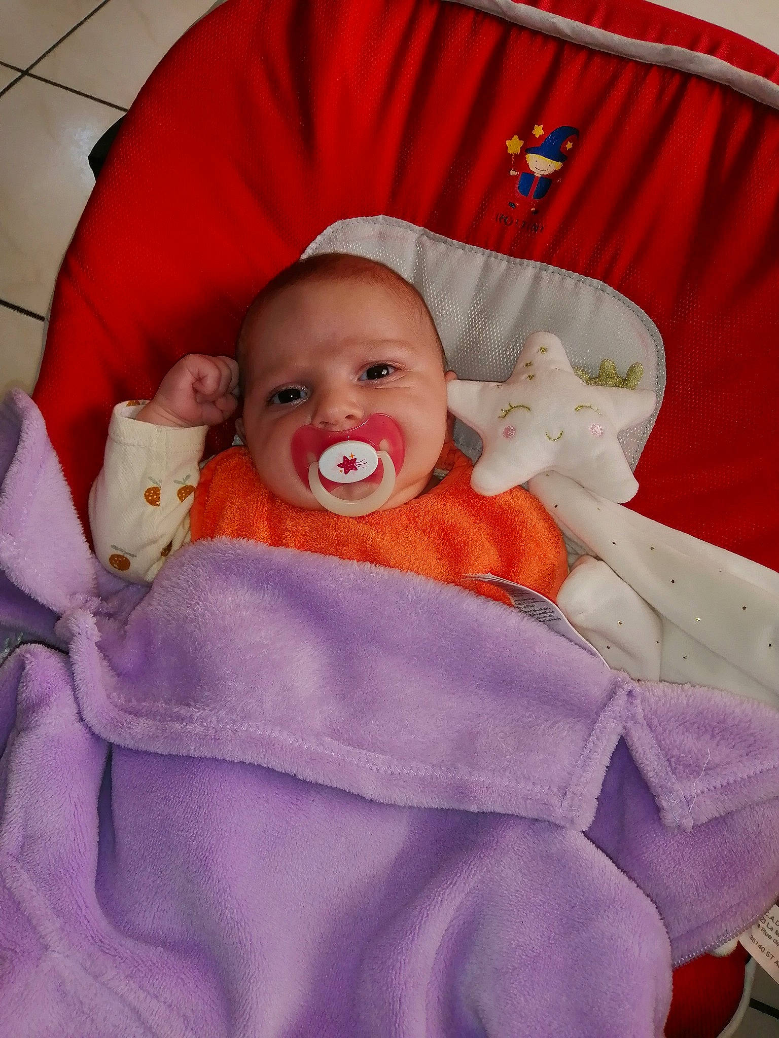 Ynes a rejoint le concours — aidez-le/la à gagner de superbes lots ! baby, baby_products, baby_safety, baby_sleeping, baby_toddler_clothing, carmine, cheek, child, comfort, happy, linens, person, pink, product, room, sitting, skin, sleeve, smile, textile