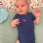 Thélio participe au concours pour gagner de l'argent avec cette photo : baby, bed, blanket, cheeks, crib, cute, eyes, face, gaze, hands, head, infant, lying_down, navy_onesie, onesie, patterned_bedding, portrait, skin, smile, soft_fabric