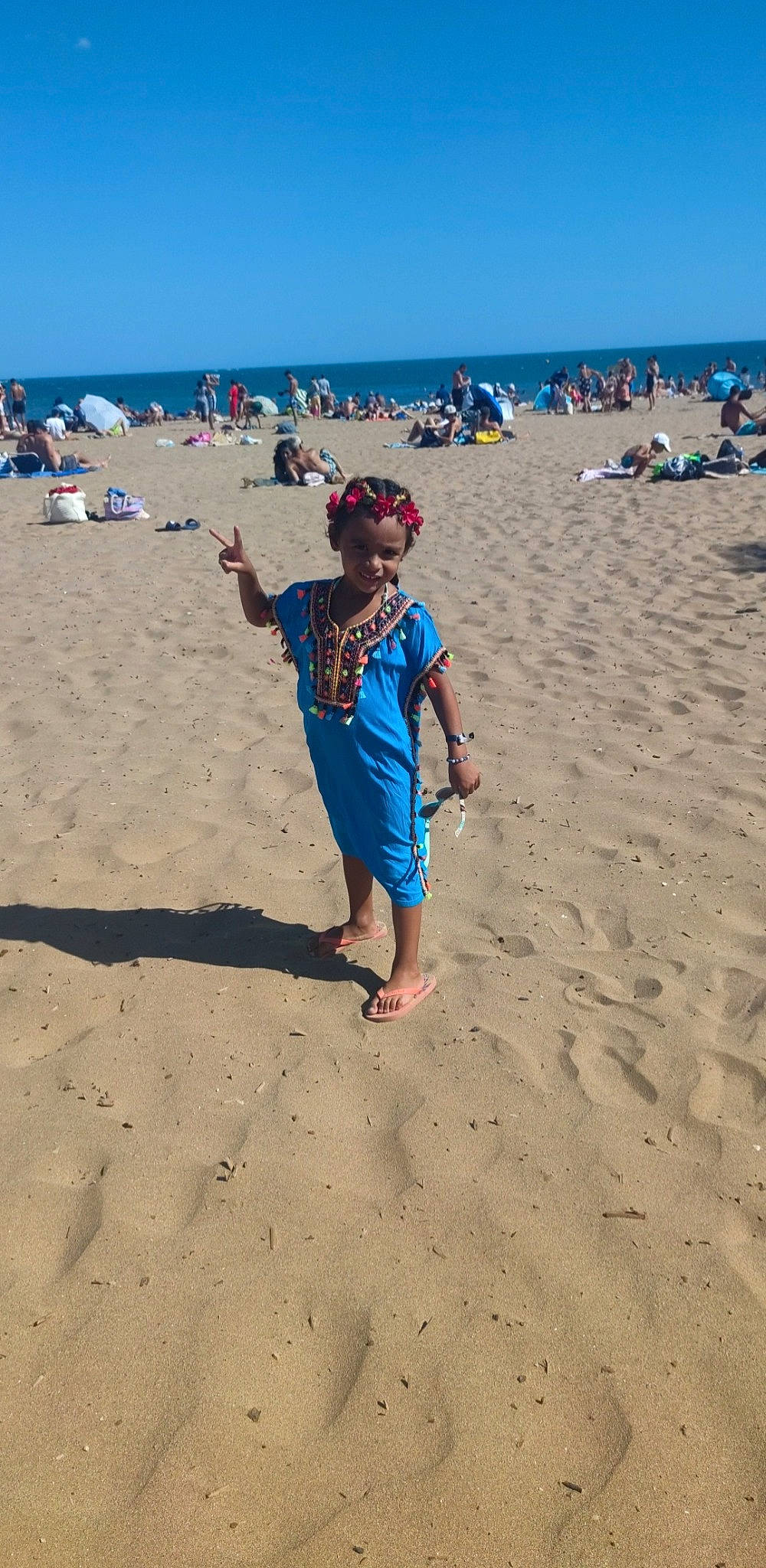 Miya a rejoint le concours — aidez-le/la à gagner de superbes lots ! beach, body_of_water, coastal_and_oceanic_landforms, ecoregion, fun, happy, hat, holiday, horizon, joy, landscape, leisure, natural_environment, people_on_beach, person, sand, shore, sky, summer, travel