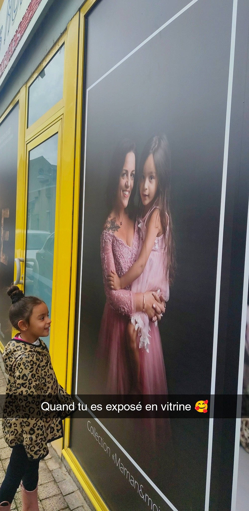 Miya participe au concours pour gagner de l'argent avec cette photo : advertising, door, event, fashion_design, flash_photography, formal_wear, fun, happy, joy, magenta, person, photo_caption, public_transport, room, smile, snapshot, transport, travel