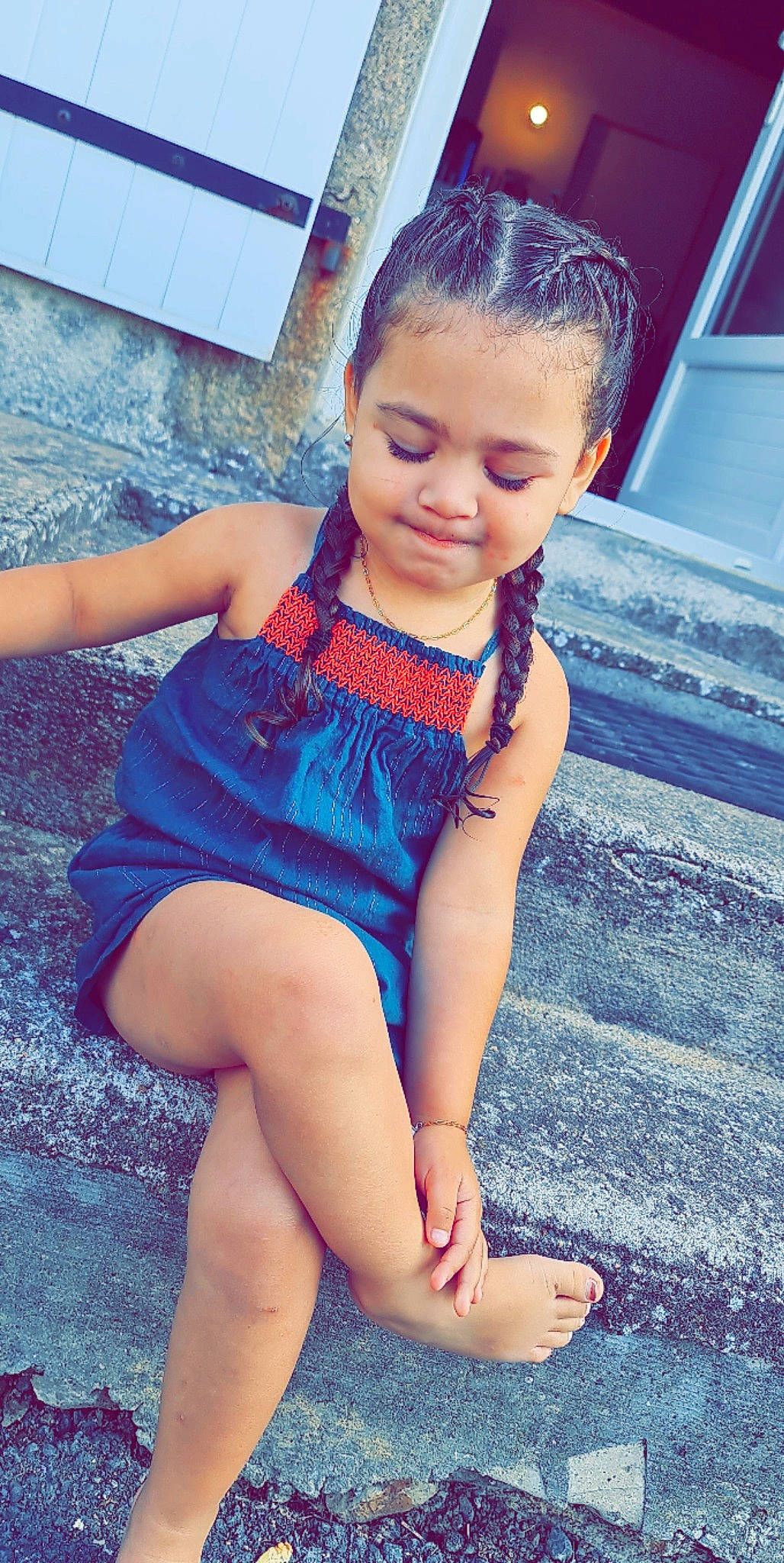 Annahé a rejoint le concours — aidez-le/la à gagner de superbes lots ! azure, baby_toddler_clothing, cool, day_dress, dress, eyelash, face, finger, hair, happy, human_body, iris, leg, lip, neck, person, shoulder, skin, smile, thigh