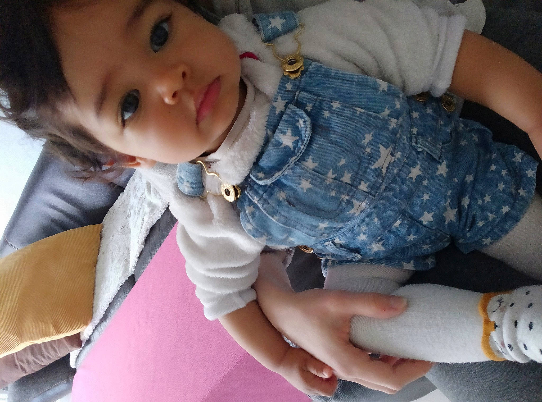 Elana participe au concours pour gagner de l'argent avec cette photo : abdomen, arm, cheek, child, elbow, finger, gesture, hand, leg, nail, person, trunk