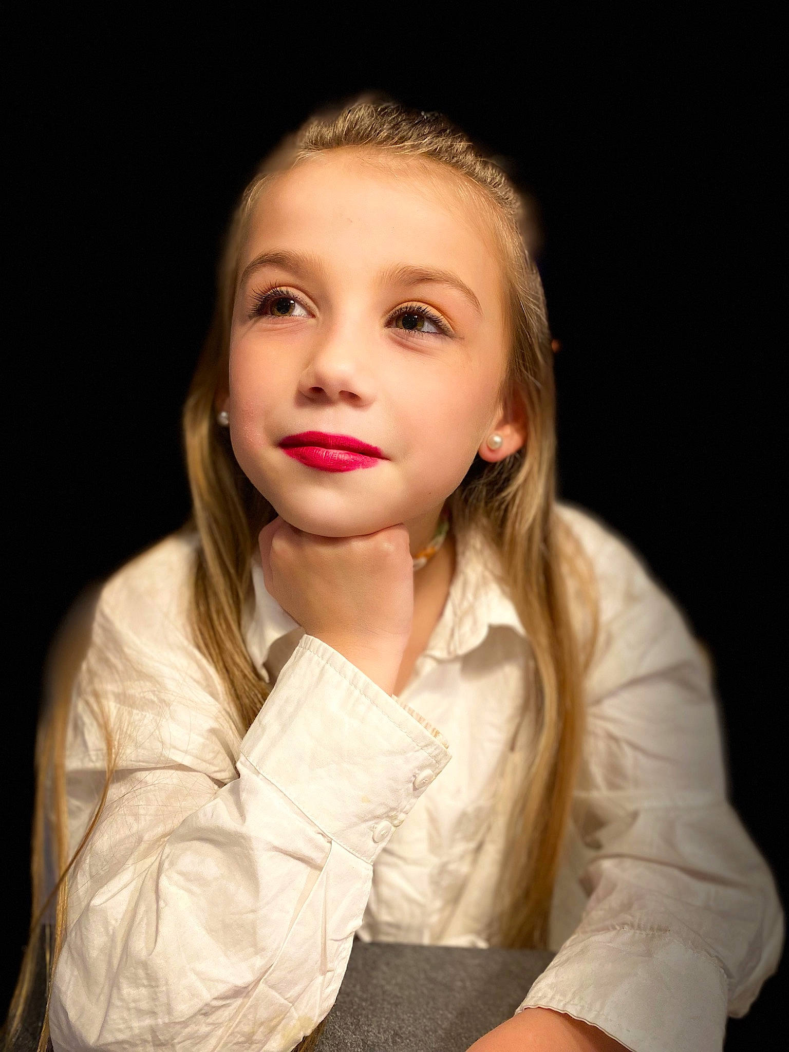 Capucine participe au concours pour gagner de l'argent avec cette photo : blond, brown_hair, cheek, child, chin, event, eyebrow, eyelash, flash_photography, formal_wear, fur, gesture, happy, jewellery, lip, long_hair, neck, nose, person, skin