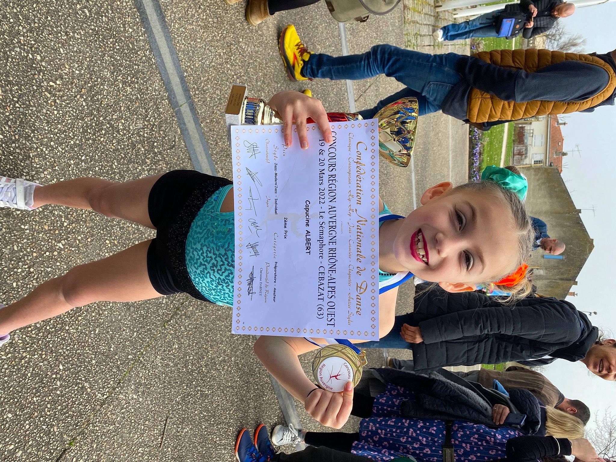 Capucine a rejoint le concours — aidez-le/la à gagner de superbes lots ! blue, child, electric_blue, fun, green, handwriting, happy, headwear, human_leg, joy, knee, leisure, people, person, photograph, recreation, shoe, smile, snapshot, sneakers
