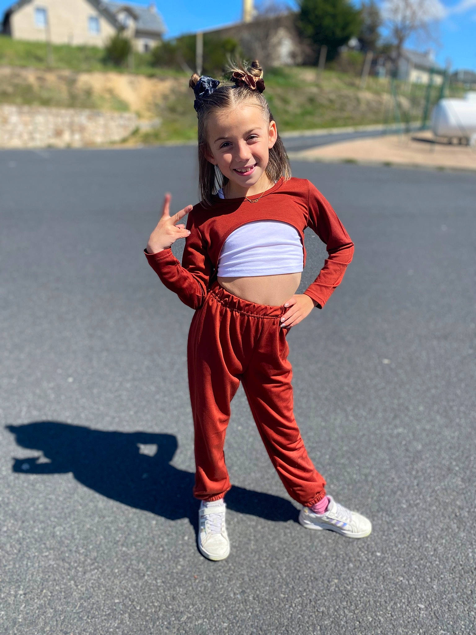 Capucine participe au concours pour gagner de l'argent avec cette photo : asphalt, electric_blue, eye, eyewear, face, fun, gesture, happy, headgear, joy, leisure, person, personal_protective_equipment, plant, recreation, road, running, sky, smile, sportswear