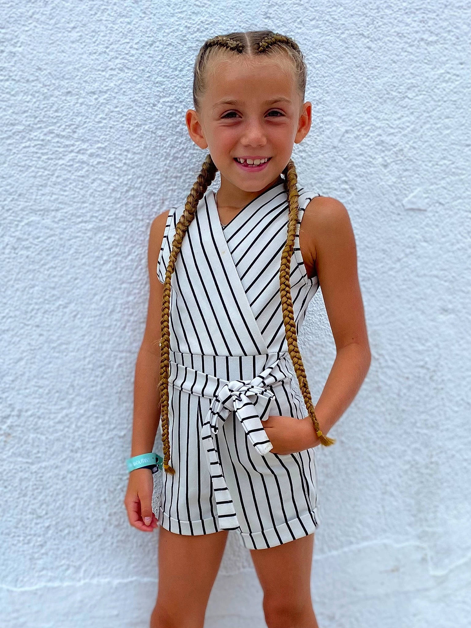 Capucine participe au concours pour gagner de l'argent avec cette photo : day_dress, dress, eye, face, fashion_design, gesture, hair, hand, happy, head, human_body, joint, joy, neck, one_piece_garment, outerwear, person, shoulder, sleeve, smile