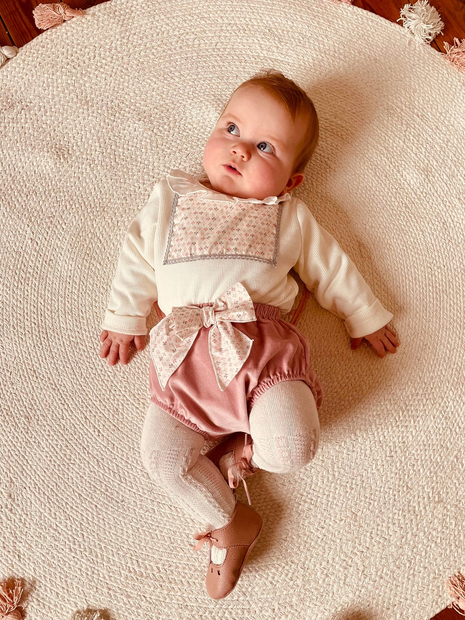 Alix a rejoint le concours — aidez-le/la à gagner de superbes lots ! arm, baby, baby_toddler_clothing, cheek, child, comfort, eye, face, flooring, foot, hand, head, human_body, linens, person, product, skin, sleeve, textile, toddler