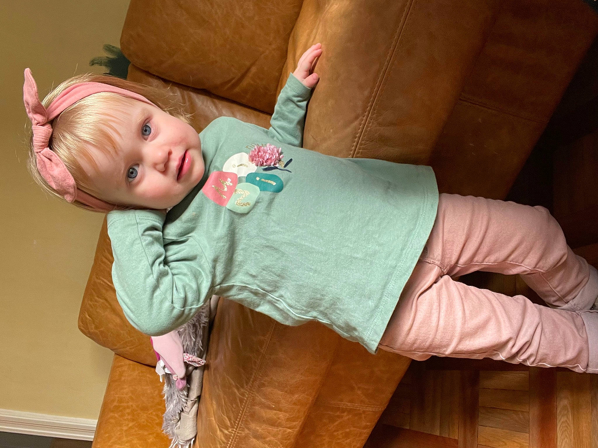 Alix a rejoint le concours — aidez-le/la à gagner de superbes lots ! arm, baby_toddler_clothing, child, comfort, finger, hand, happy, human_leg, joint, knee, leg, neck, person, pink, shoulder, sitting, skin, sleeve, thigh, toddler