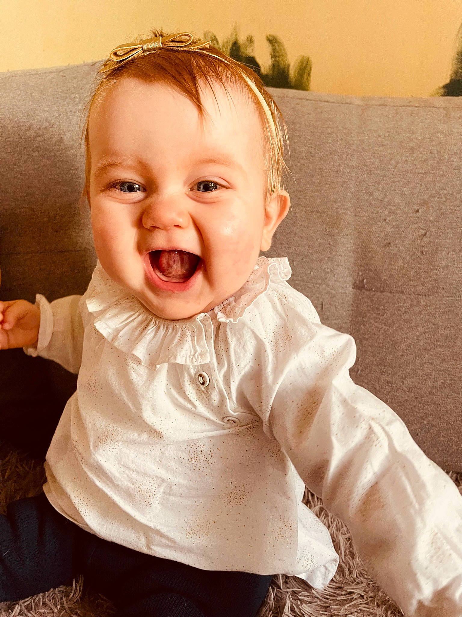 Alix participe au concours pour gagner de l'argent avec cette photo : baby, baby_toddler_clothing, cheek, chin, comfort, couch, eye, face, happy, head, human_body, iris, lip, mouth, neck, nose, person, shoulder, skin, sleeve