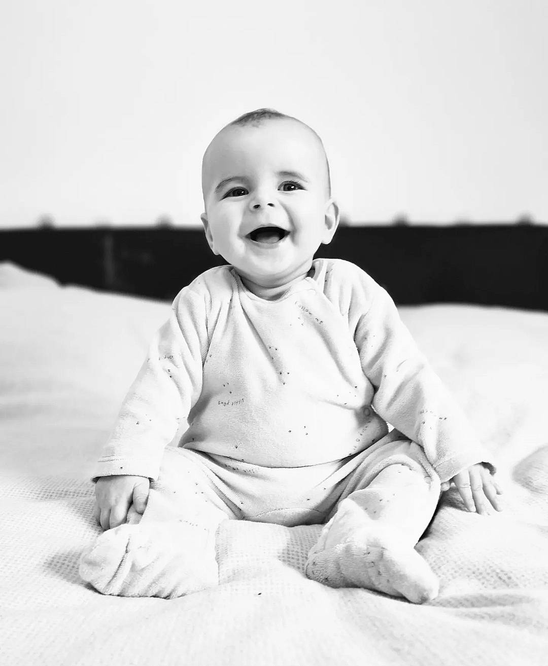 Léo participe au concours pour gagner de l'argent avec cette photo : baby, baby_toddler_clothing, black_and_white, child, comfort, dress, eye, finger, flash_photography, fun, gesture, happy, joy, monochrome, monochrome_photography, person, photograph, sitting, sleeve, smile