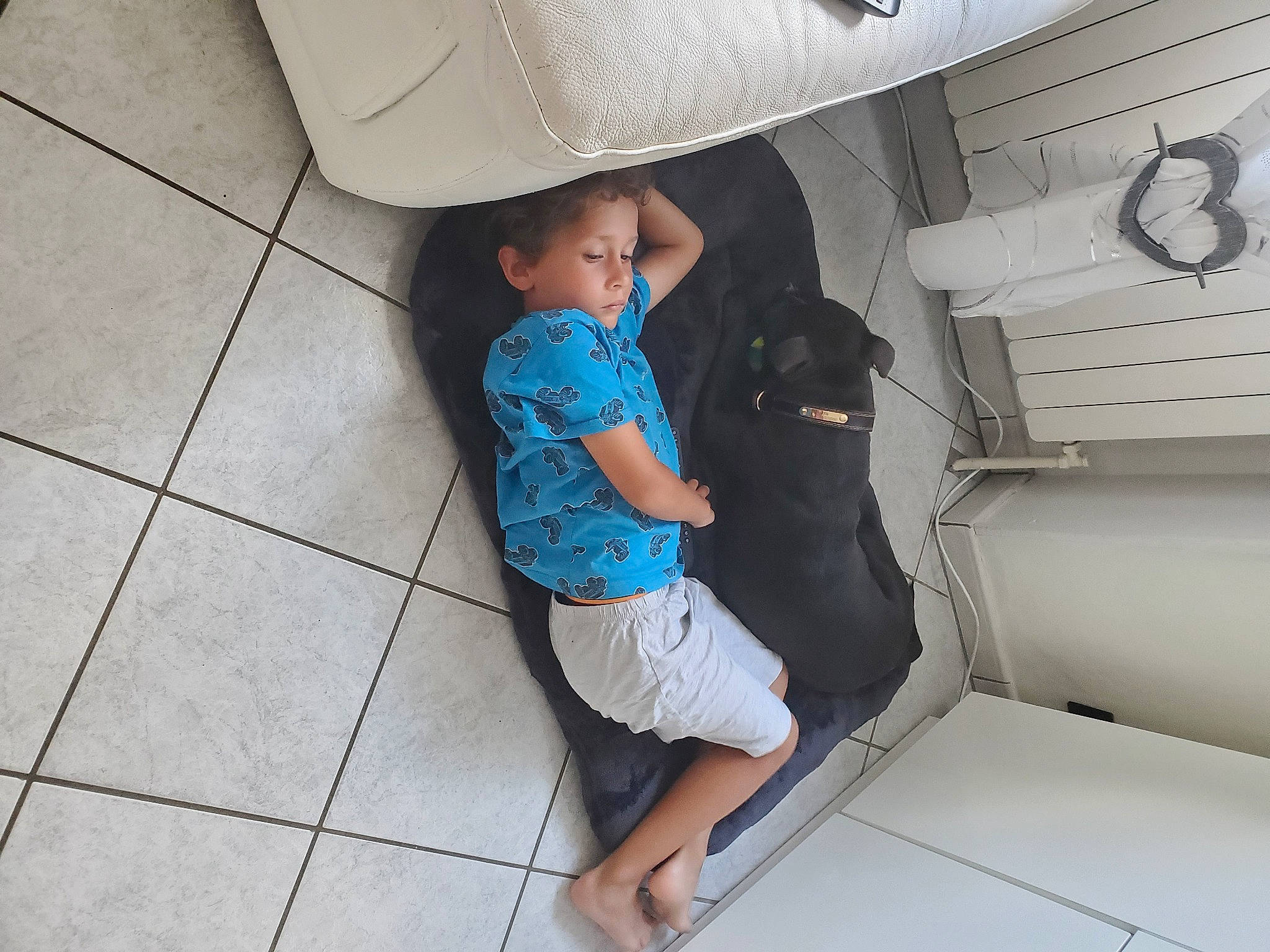 Valentin participe au concours pour gagner de l'argent avec cette photo : automotive_design, automotive_exterior, barefoot, baseball_cap, comfort, elbow, floor, flooring, foot, hand, human_leg, knee, leg, leisure, mechanical_fan, person, shorts, t_shirt, thigh, toddler