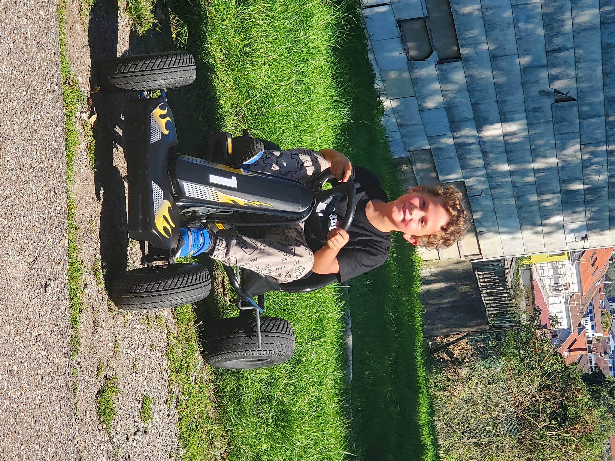 Valentin participe au concours pour gagner de l'argent avec cette photo : fun, grass, joy, leisure, people_in_nature, person, plant, recreation, smile, walking_shoe