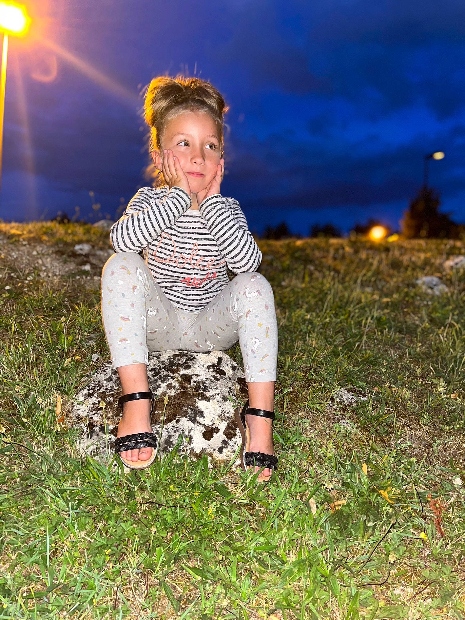 Mya participe au concours pour gagner de l'argent avec cette photo : flash_photography, fun, grass, grassland, happy, horizon, human_leg, landscape, leisure, meadow, pattern, people_in_nature, person, plant, prairie, sitting, sky, soil, sunlight, t_shirt