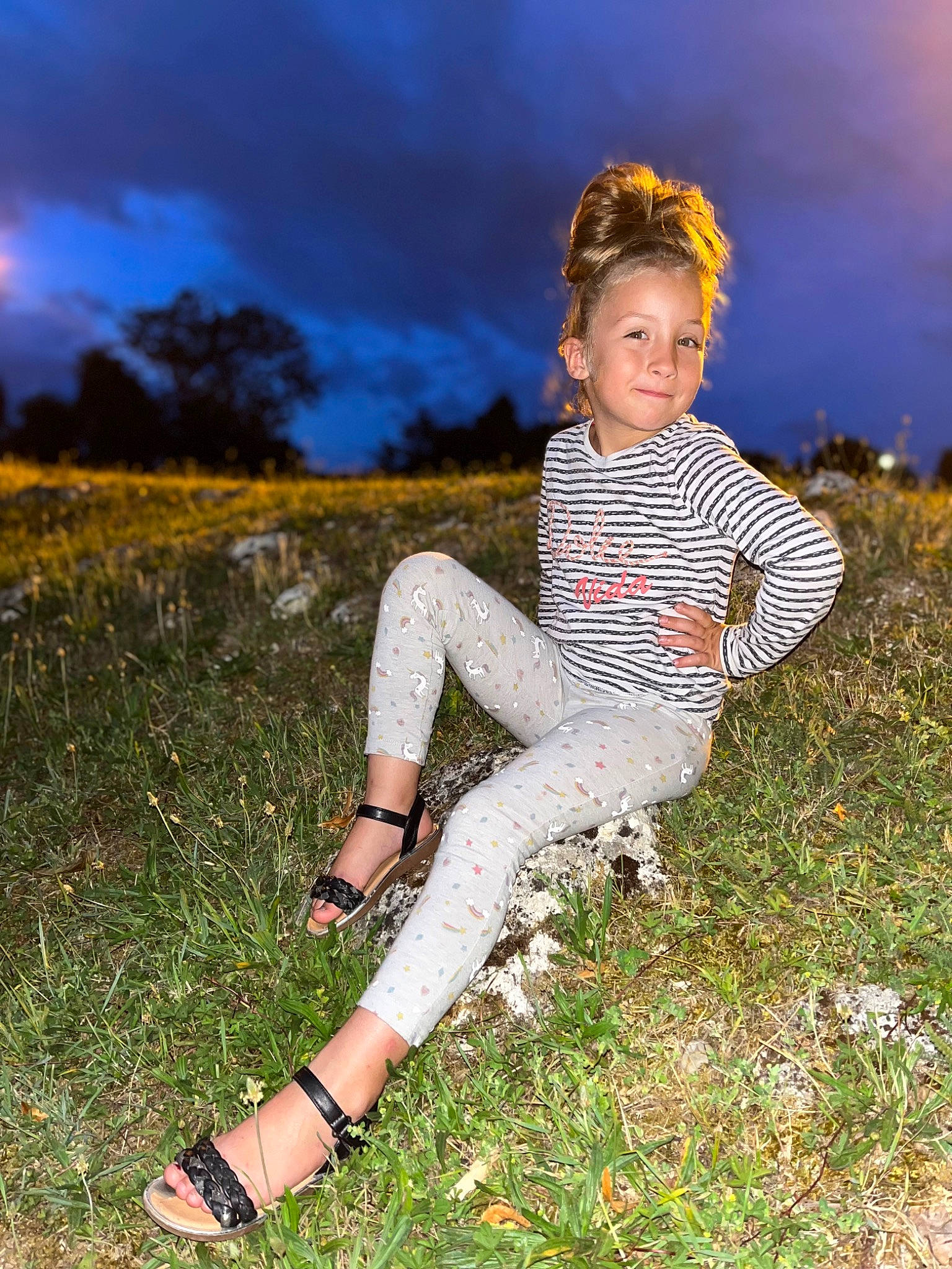 Mya a rejoint le concours — aidez-le/la à gagner de superbes lots ! cloud, eyewear, flash_photography, foot, grass, grass_family, grassland, happy, human_leg, knee, landscape, leisure, meadow, people_in_nature, person, plant, prairie, sandal, sky, thigh