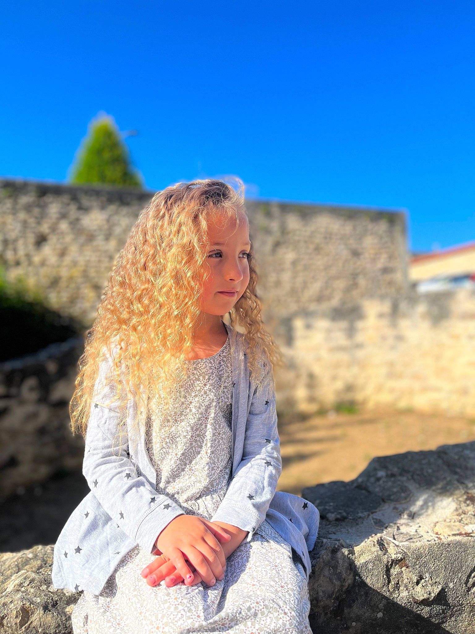 Mya a rejoint le concours — aidez-le/la à gagner de superbes lots ! blond, brown_hair, dress, electric_blue, eye, flash_photography, grass, hair, happy, landscape, leisure, long_hair, people_in_nature, person, plant, rock, sitting, sky, t_shirt, tree