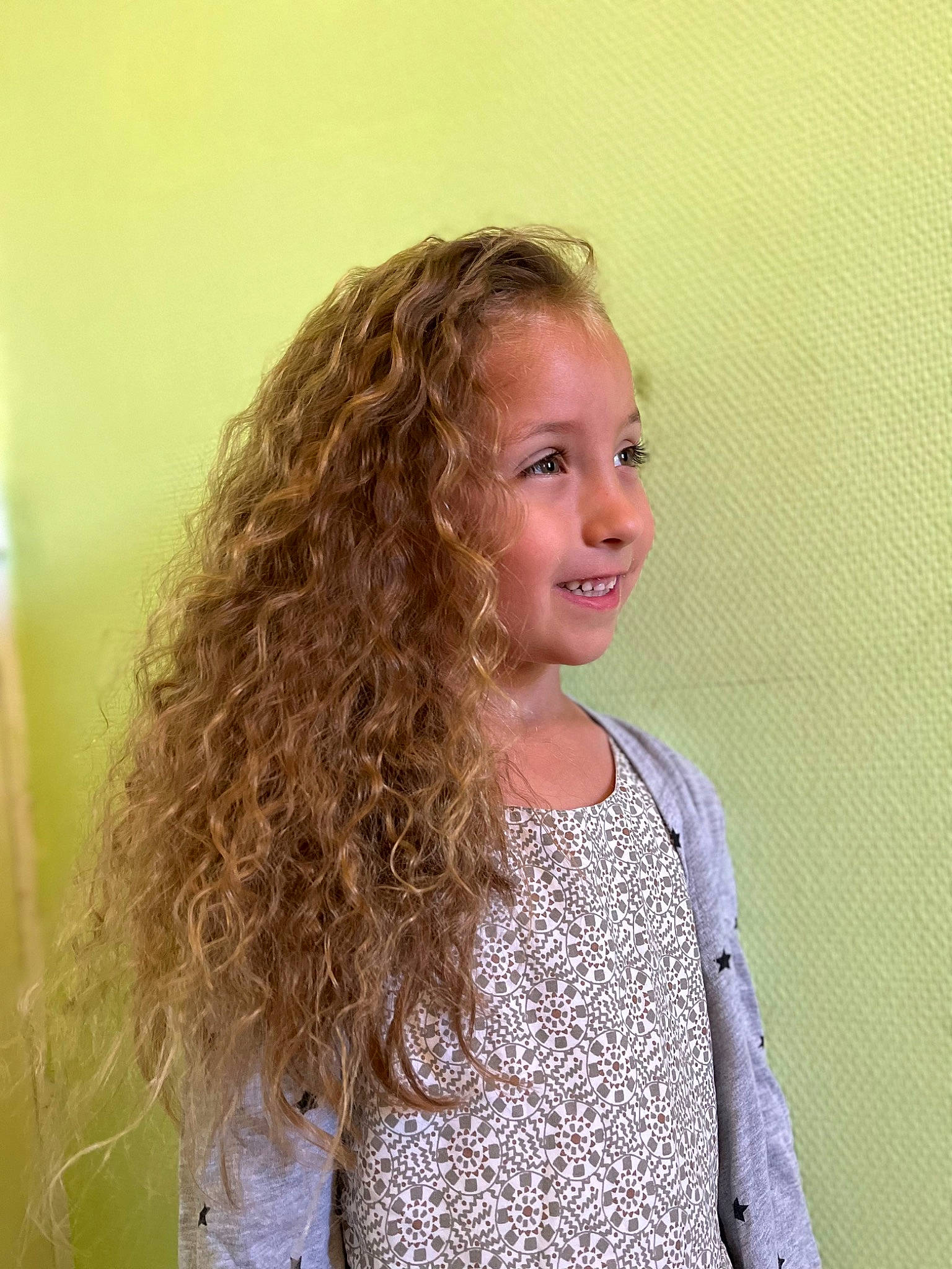 Mya a rejoint le concours — aidez-le/la à gagner de superbes lots ! blond, brown_hair, electric_blue, fashion_design, fun, gesture, hair, happy, iris, joy, layered_hair, lip, long_hair, neck, pattern, person, portrait_photography, ringlet, sleeve, smile