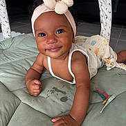 Elya a rejoint le concours — aidez-le/la à gagner de superbes lots ! baby, child, smiling, headband, flower, playmat, toy, giraffe, indoor, floor, infant, cute, happy, skin, clothing, person, portrait, hand, face, toddler