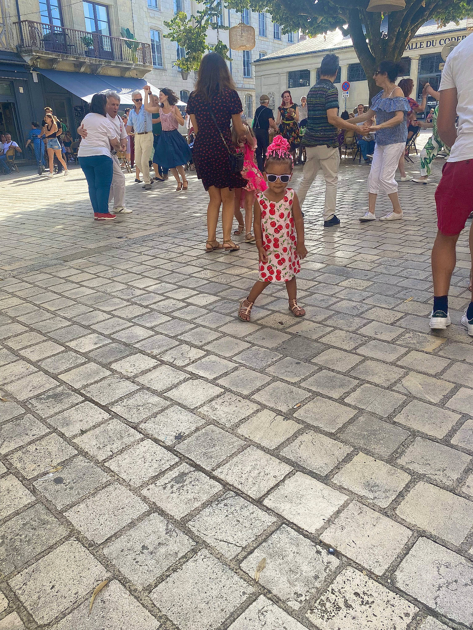 Arhia a rejoint le concours — aidez-le/la à gagner de superbes lots ! asphalt, city, clothing, cobblestone, event, flooring, fun, human_leg, leisure, neighbourhood, pedestrian, person, plant, road, road_surface, shorts, sidewalk, street, toddler, tree