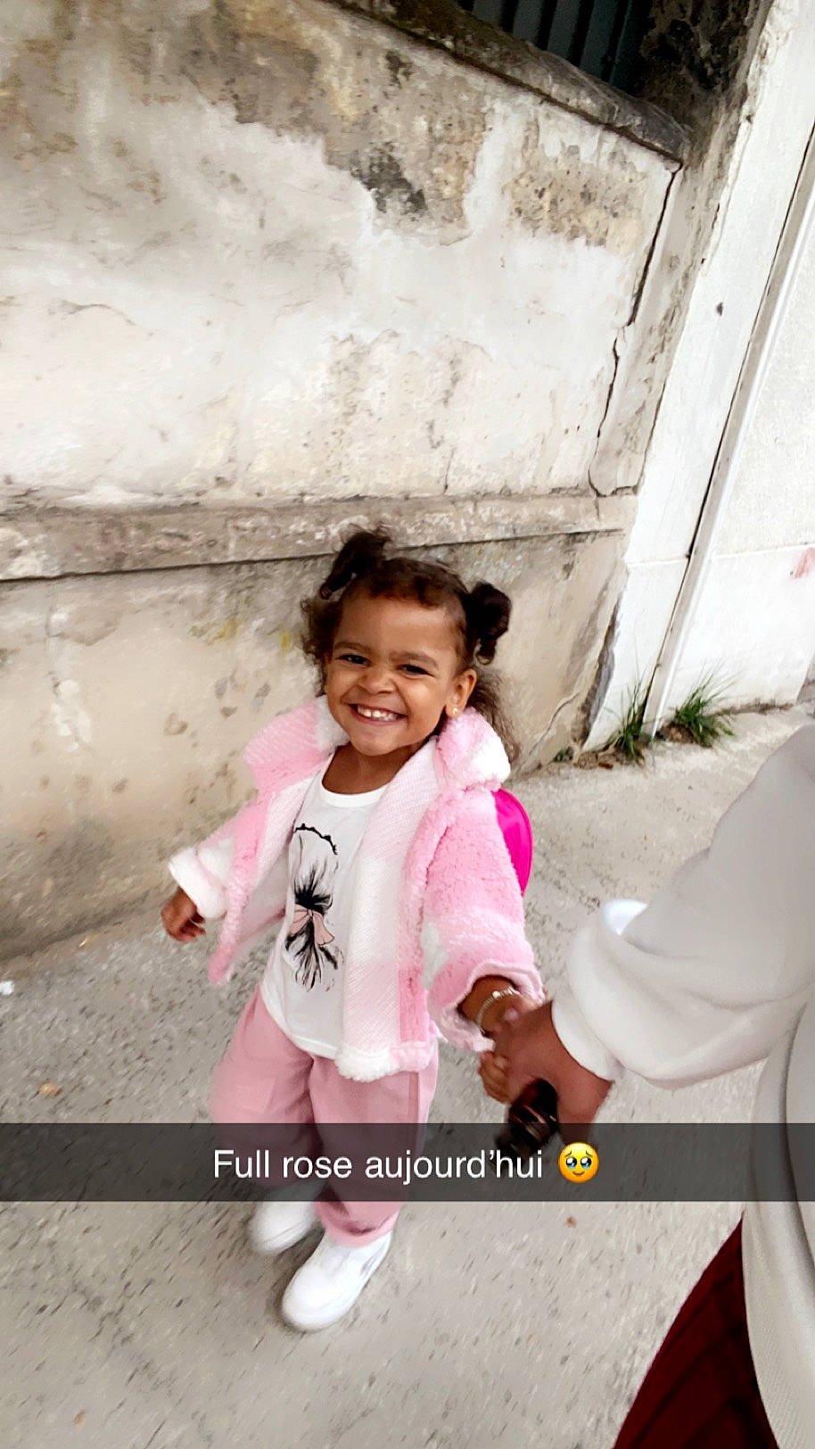 Arhia a rejoint le concours — aidez-le/la à gagner de superbes lots ! baby_toddler_clothing, child, flash_photography, fun, gesture, happy, joy, leisure, magenta, people, person, pink, play, recreation, sitting, skin, sleeve, smile, t_shirt, toddler