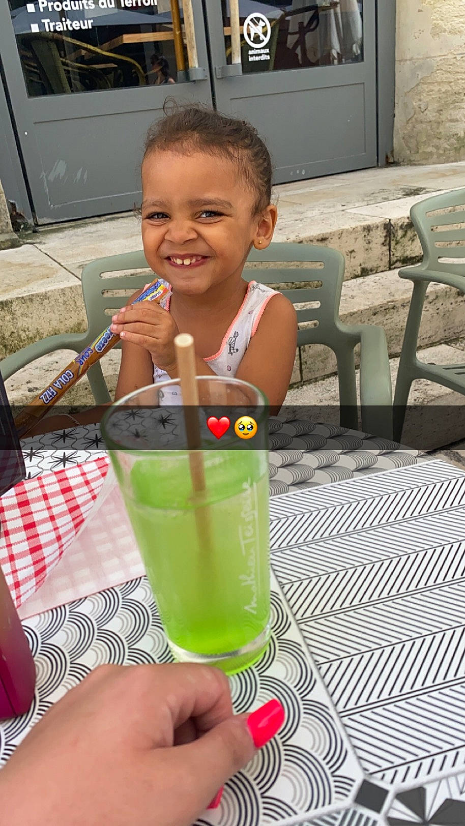 Arhiya participe au concours pour gagner de l'argent avec cette photo : aguas_frescas, baby, child, cocktail, creme_de_menthe, daiquiri, drink, drinking, drinking_straw, drinkware, face, fun, green, joy, juice, non_alcoholic_beverage, person, smile, soft_drink, tableware