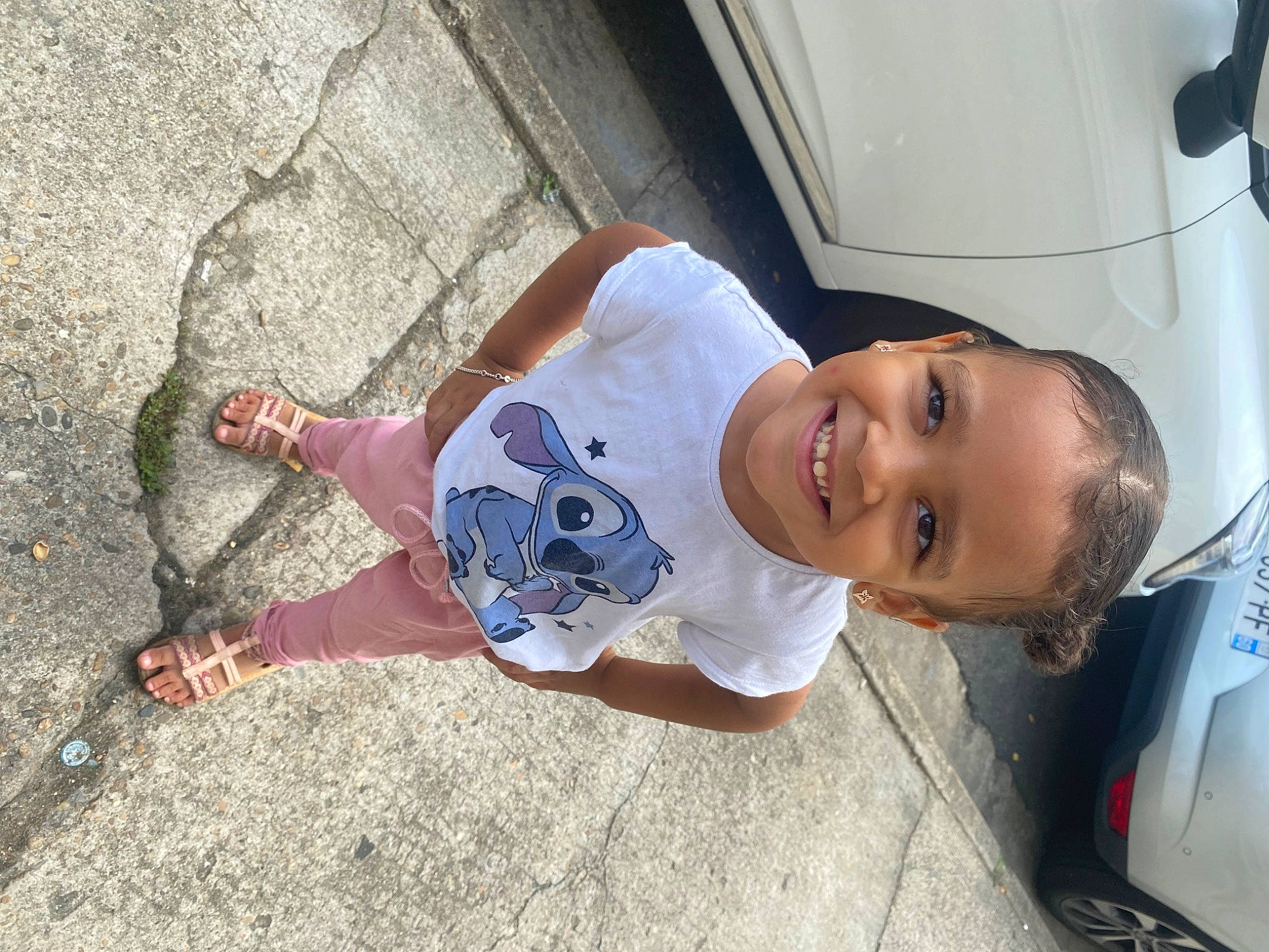 Arhiya participe au concours pour gagner de l'argent avec cette photo : automotive_exterior, automotive_lighting, automotive_tire, bumper, child, family_car, flooring, foot, fun, hat, human_leg, joy, leisure, motor_vehicle, person, shorts, smile, t_shirt, thigh, toddler